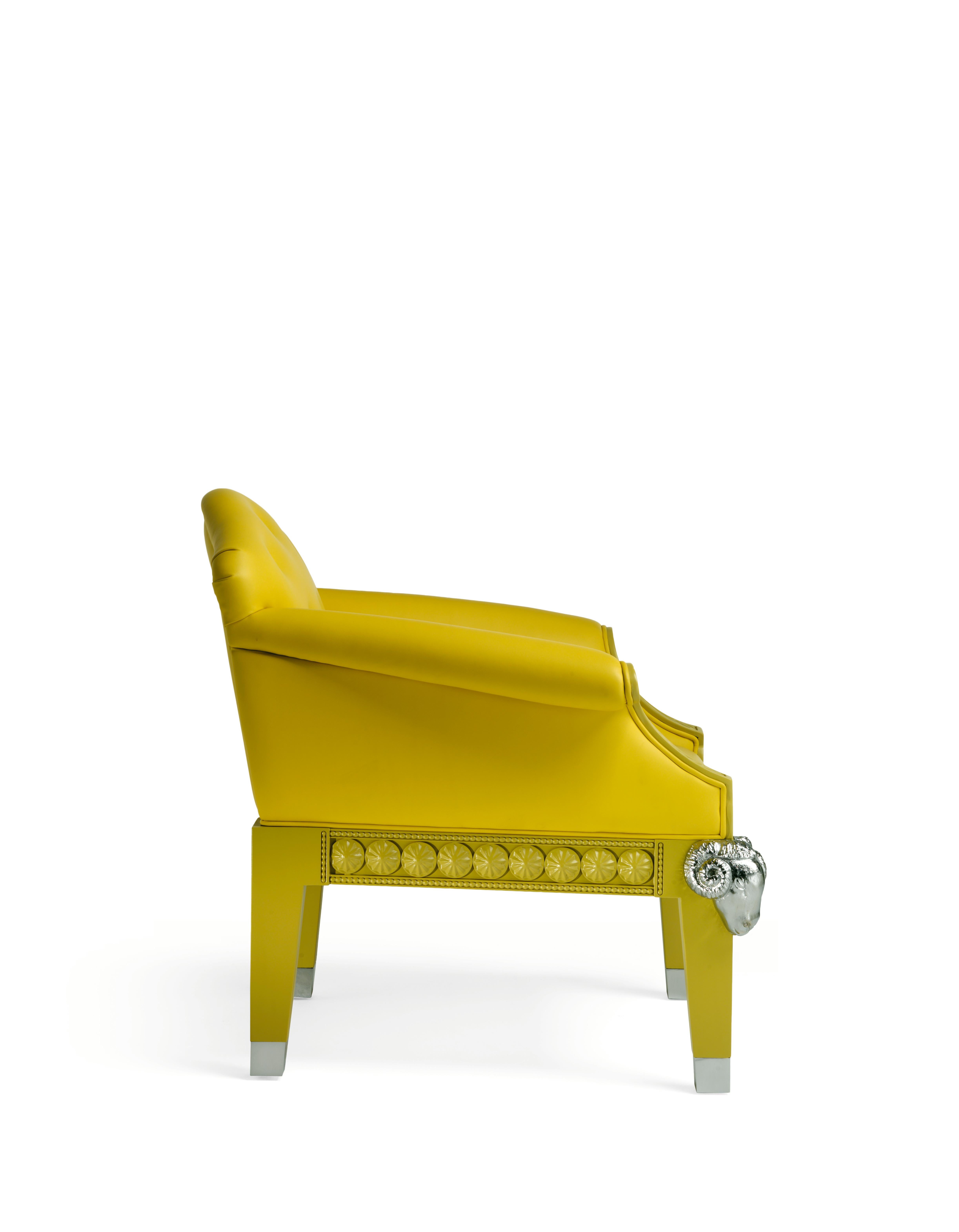 Voici le fauteuil Formidable Beast d'Archer Humphryes Architects, une fusion majestueuse d'élégance classique et d'allure contemporaine. Ce fauteuil rend hommage à la tradition intemporelle du style anglais, en s'inspirant du fauteuil capitonné