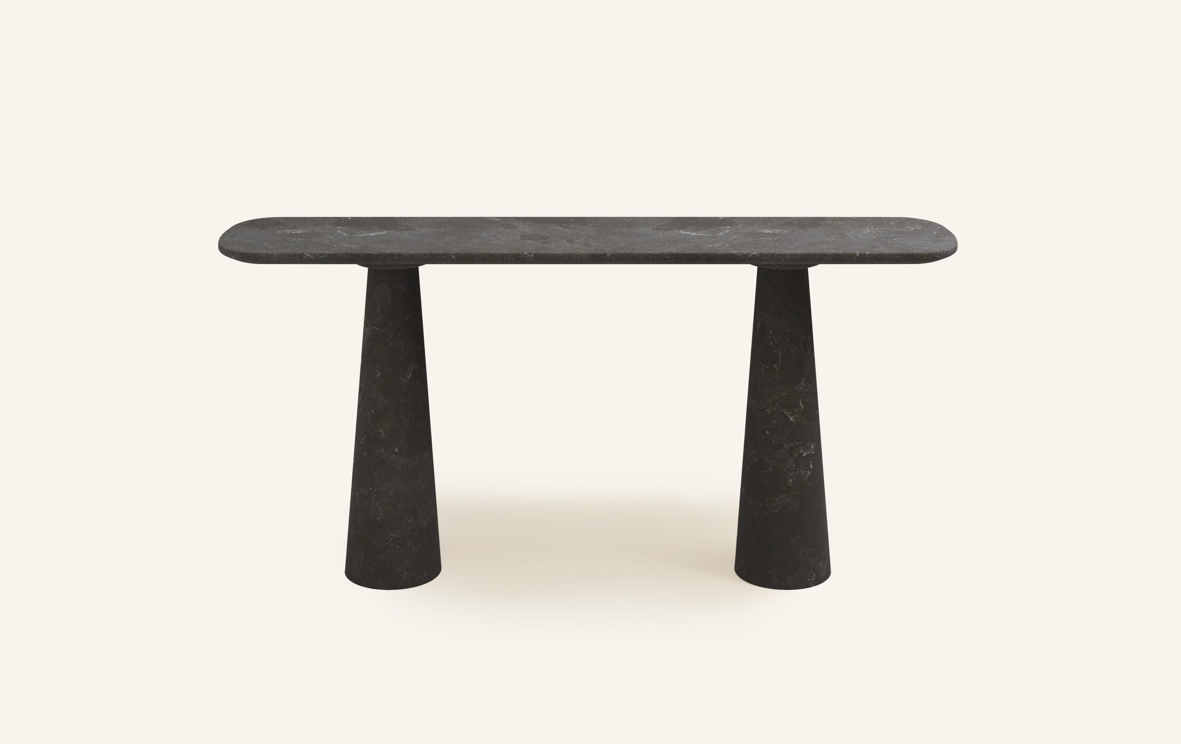 SCHLICHTE UND DOCH MUSKULÖSE FORMEN, DIE VOM POSTMODERNEN ITALIENISCHEN DESIGN BEEINFLUSST SIND.

ABMESSUNGEN: 
84 