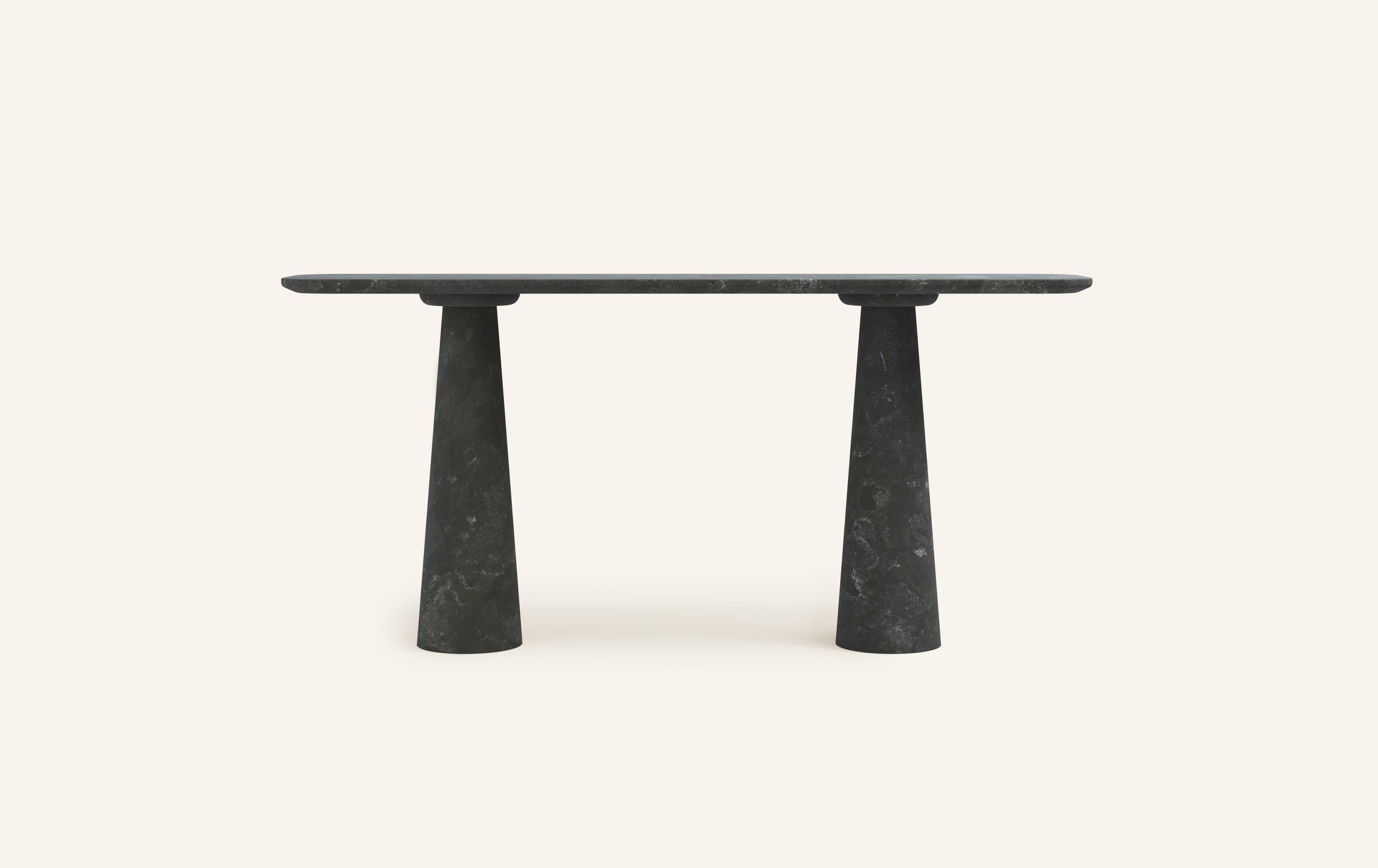 FORM (LA) Cono-Konsolentisch 84L x 15W x 33H Nero Petite Granit, Kleiner Granit (Organische Moderne) im Angebot