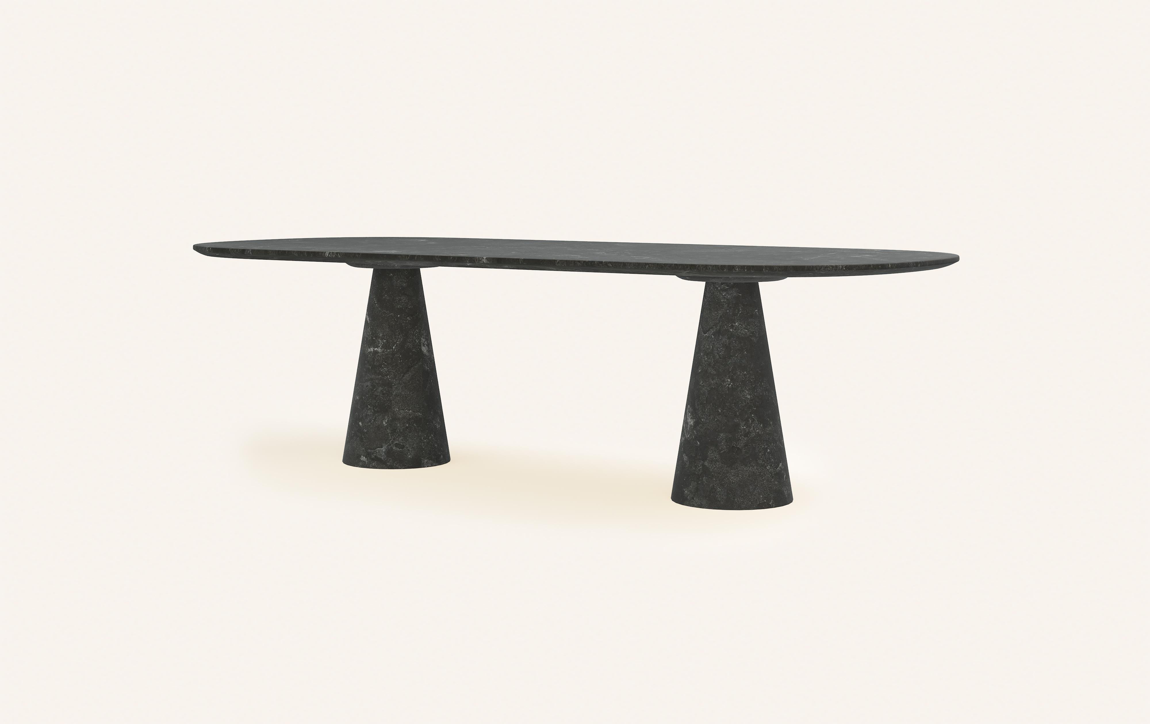 Organique FORM (LA) Table de salle à manger ovale Cono 108 L x 48 L x 30 H Nero Petite Granite en vente