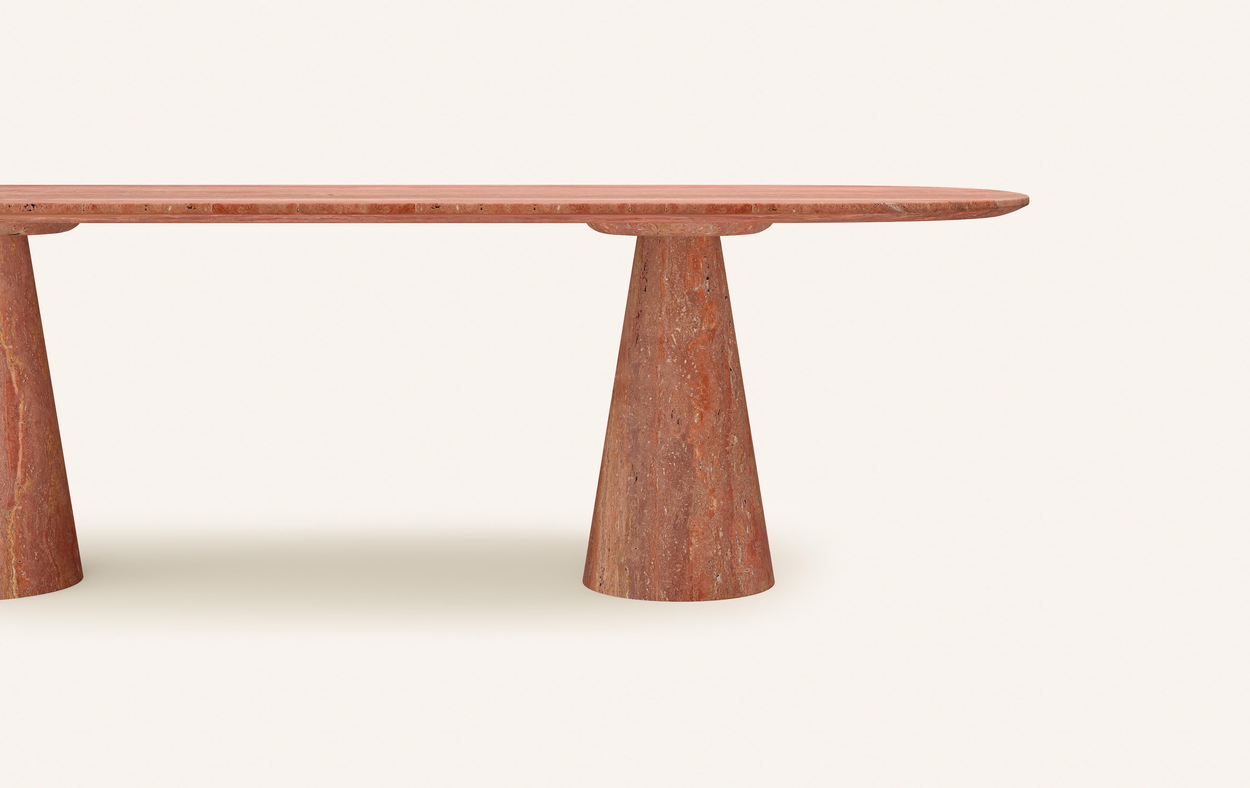 Américain FORM (LA) Table de salle à manger ovale Cono 108L x 48W x 30H Travertino Rosso VC en vente