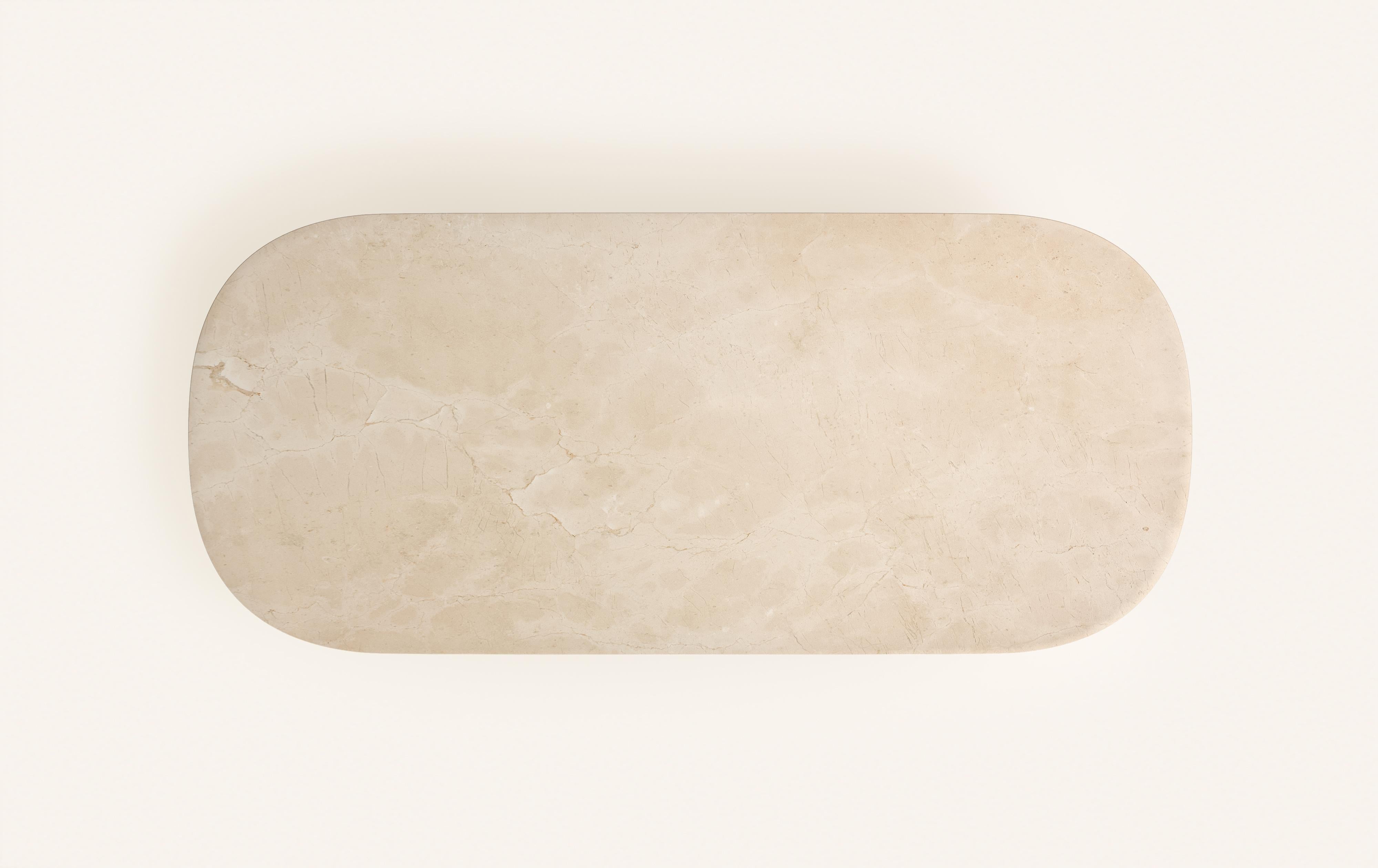 FORM (LA) Table de salle à manger ovale Cono 118 L x 48 L x 30 H Marbre Crema Marfil Neuf - En vente à Los Angeles, CA