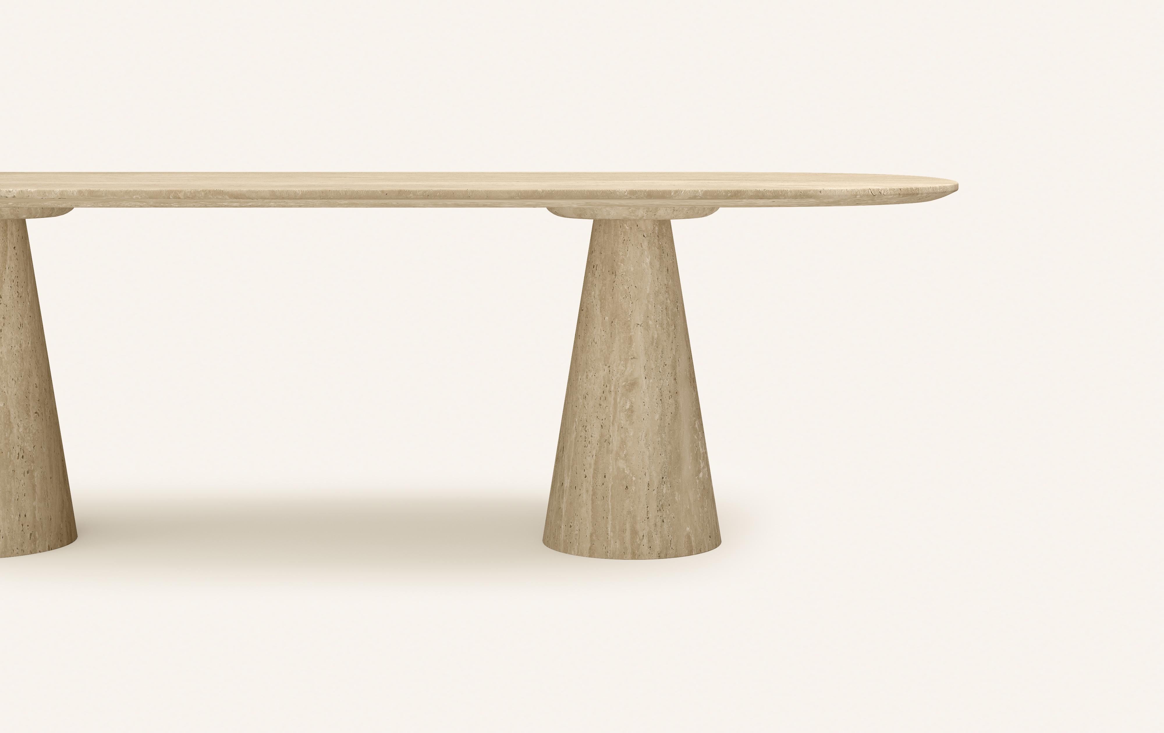 Américain FORM (LA) Table de salle à manger ovale Cono 84L x 42W x 30H Travertino Crema VC en vente