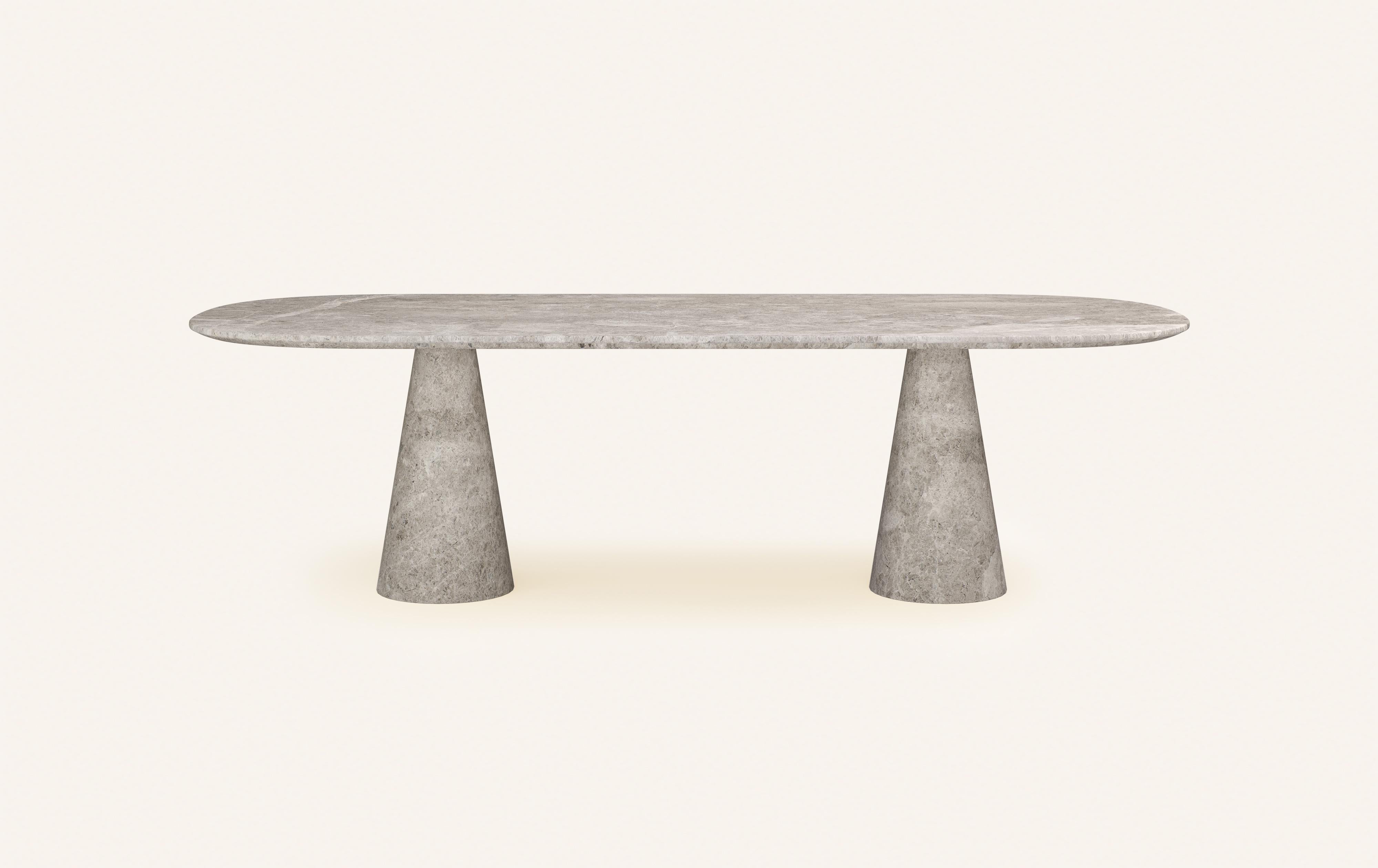 DES FORMES À LA FOIS SIMPLES ET MUSCLÉES INFLUENCÉES PAR LE DESIGN ITALIEN POST-MODERNE.

DIMENSIONS : 
84 