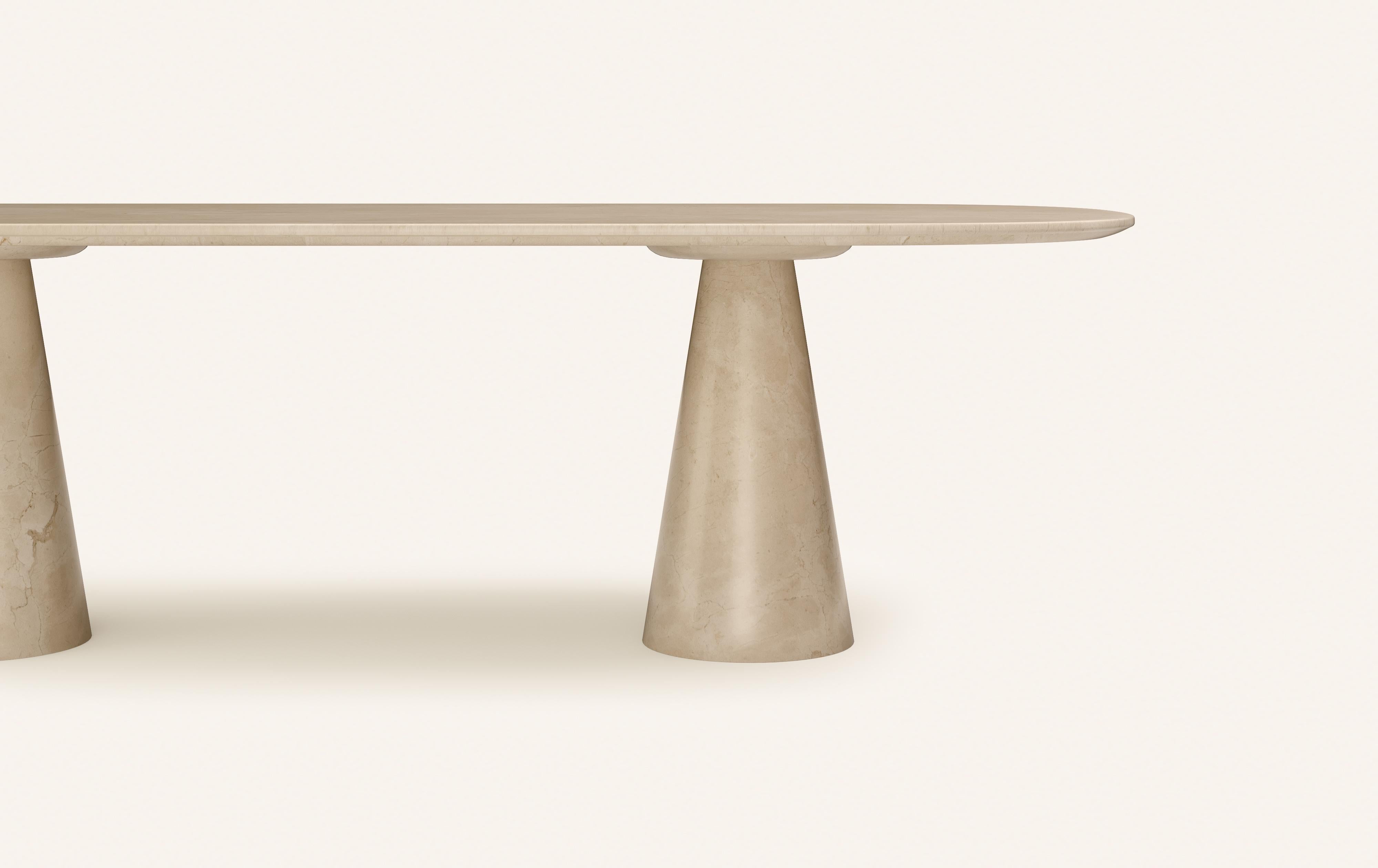 Américain FORM (LA) Table de salle à manger ovale Cono 96 L x 42 L x 30 H Marbre Crema Marfil en vente