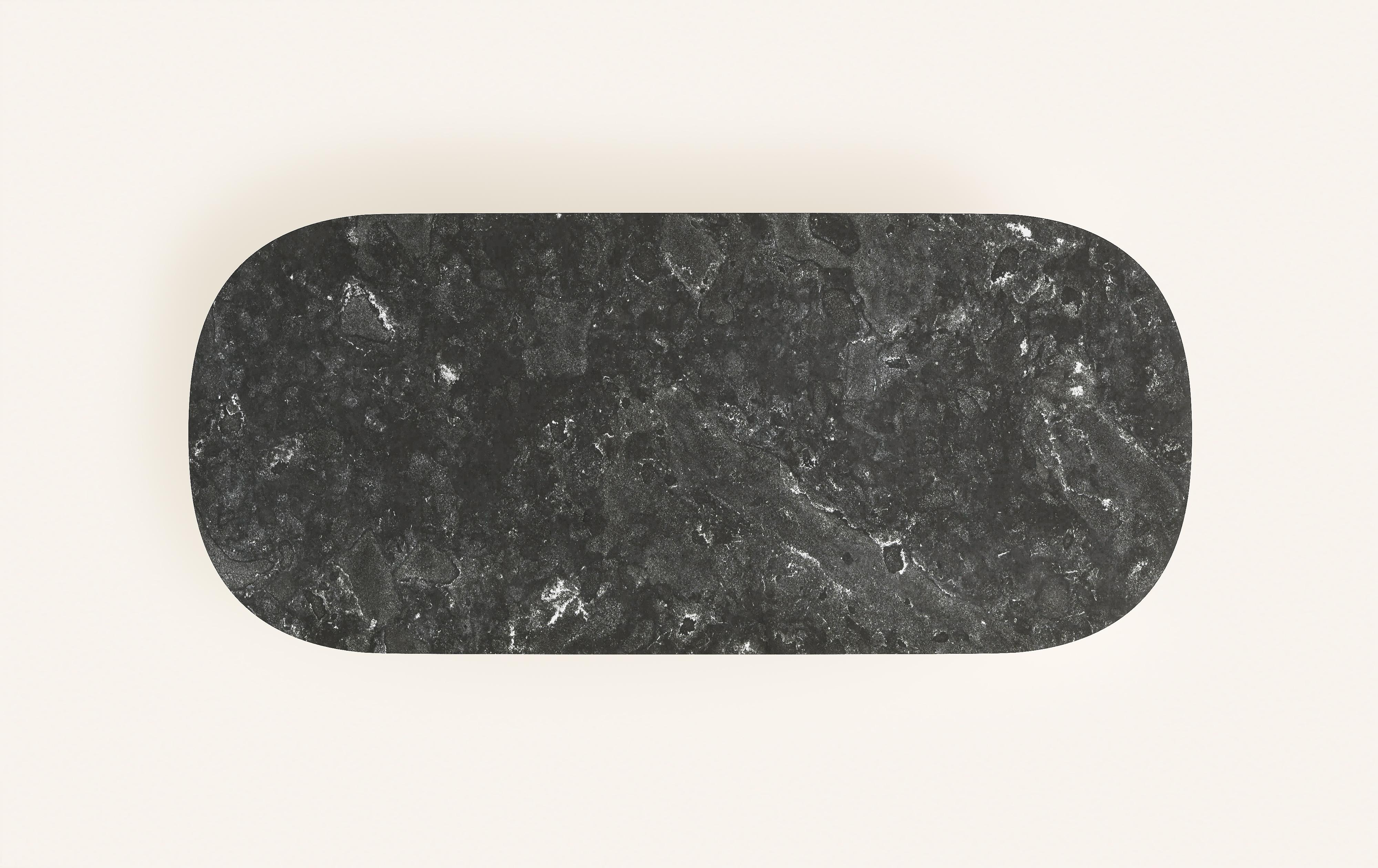 FORM (LA) Table de salle à manger ovale Cono 96 L x 42 L x 30 H Nero Petite Granite Neuf - En vente à Los Angeles, CA