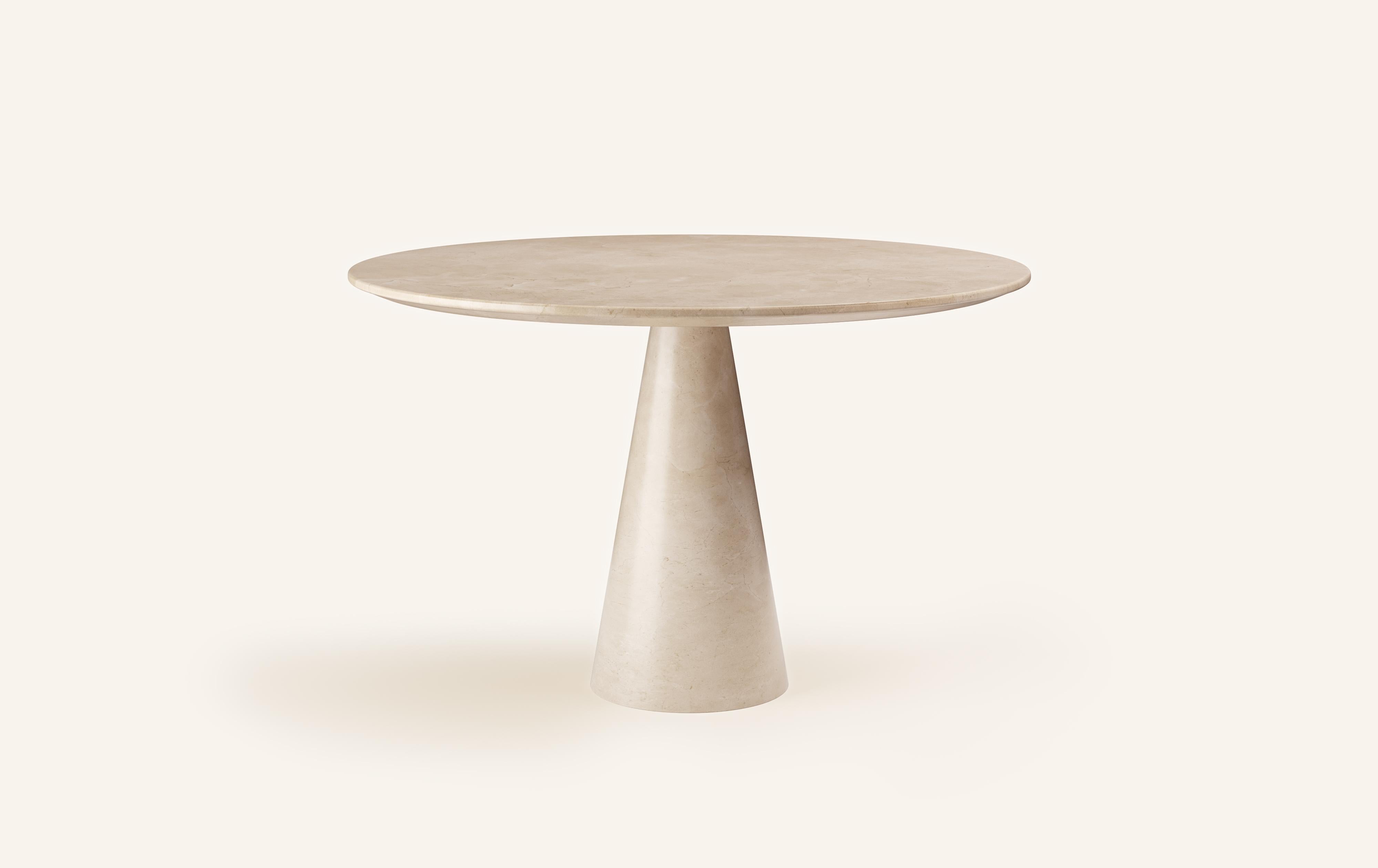FORME SEMPLICISTICHE MA MUSCOLOSE INFLUENZATE DAL DESIGN ITALIANO POST MODERNO.

DIMENSIONI: 
36