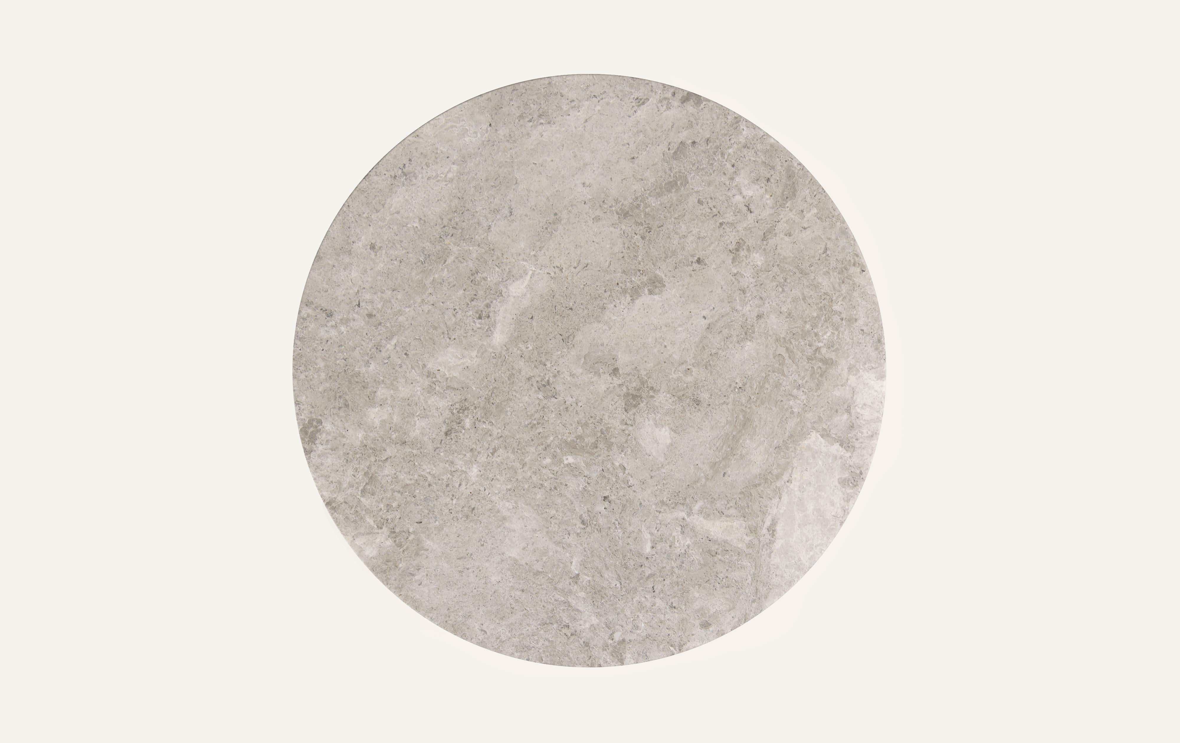 FORM (LA) Cono, runder Esstisch 36L x 36W x 30H aus grauem Tundra-Marmor (amerikanisch) im Angebot