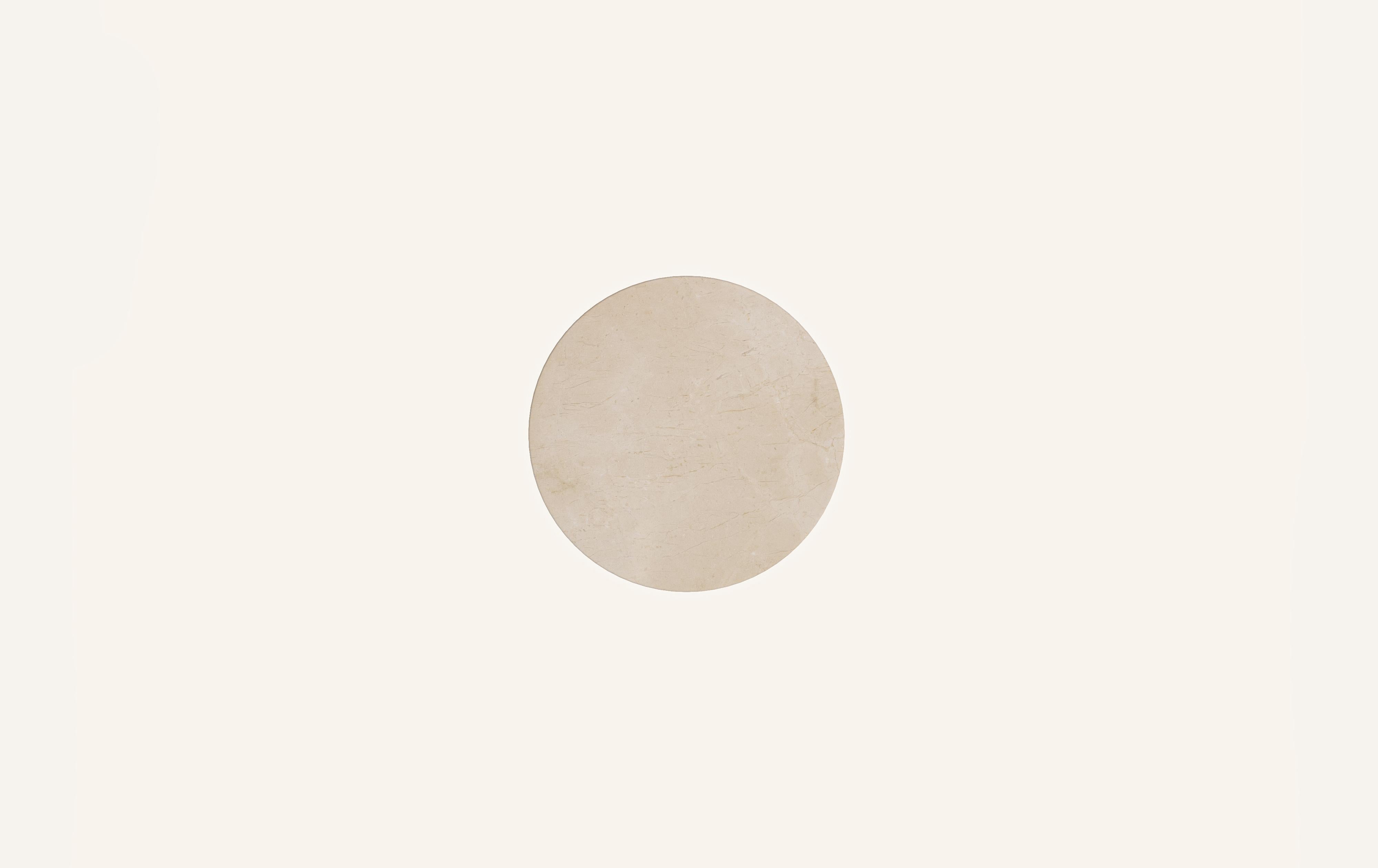 Américain FORM (LA) Table d'appoint ronde Cono 18 L x 18 W x 21 H en marbre Crema Marfil en vente