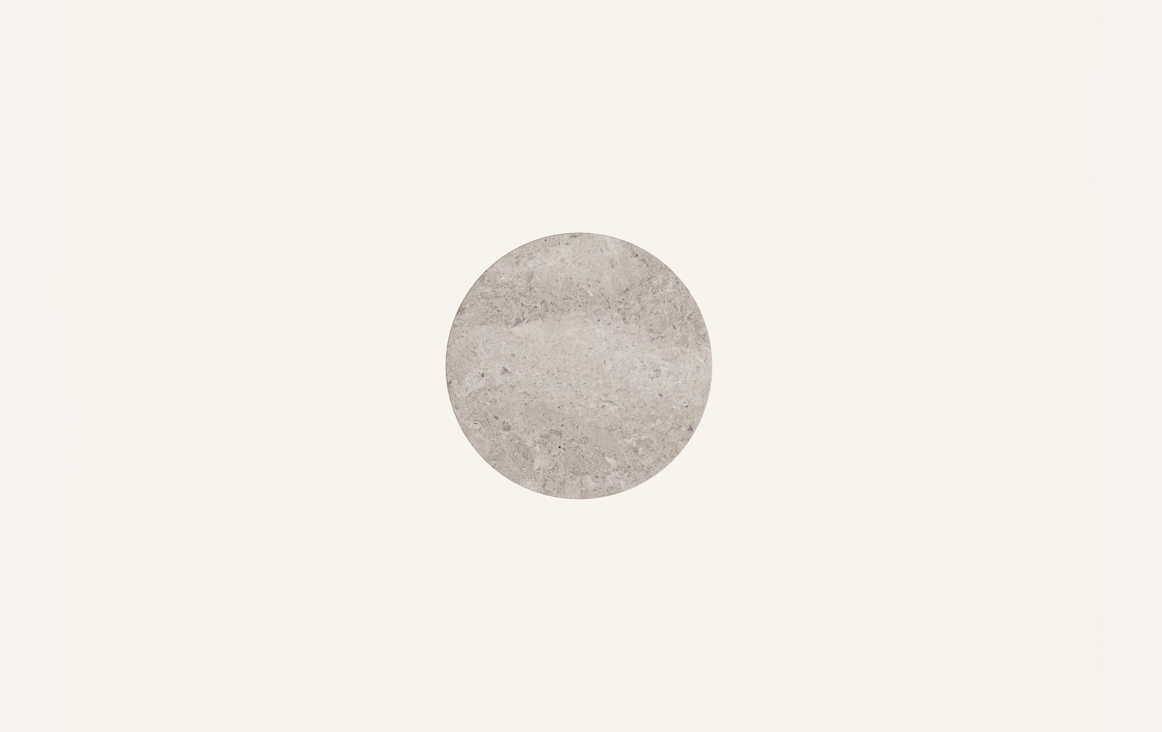 Américain FORM(LA) Table d'appoint ronde Cono 18 L x 18 W x 21 H Marbre gris Tundra en vente