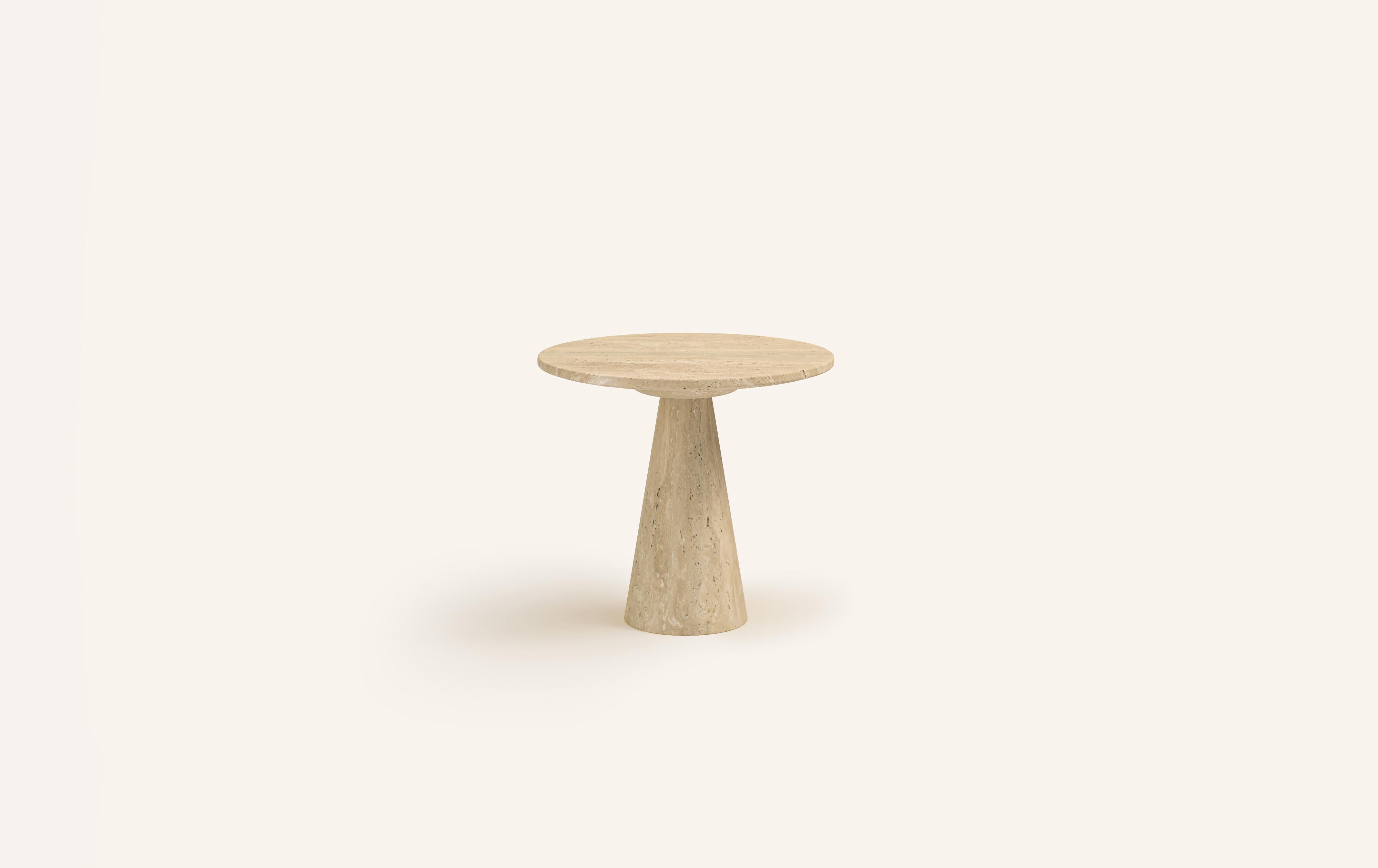 DES FORMES À LA FOIS SIMPLES ET MUSCLÉES INFLUENCÉES PAR LE DESIGN ITALIEN POST-MODERNE.

DIMENSIONS : 
24 