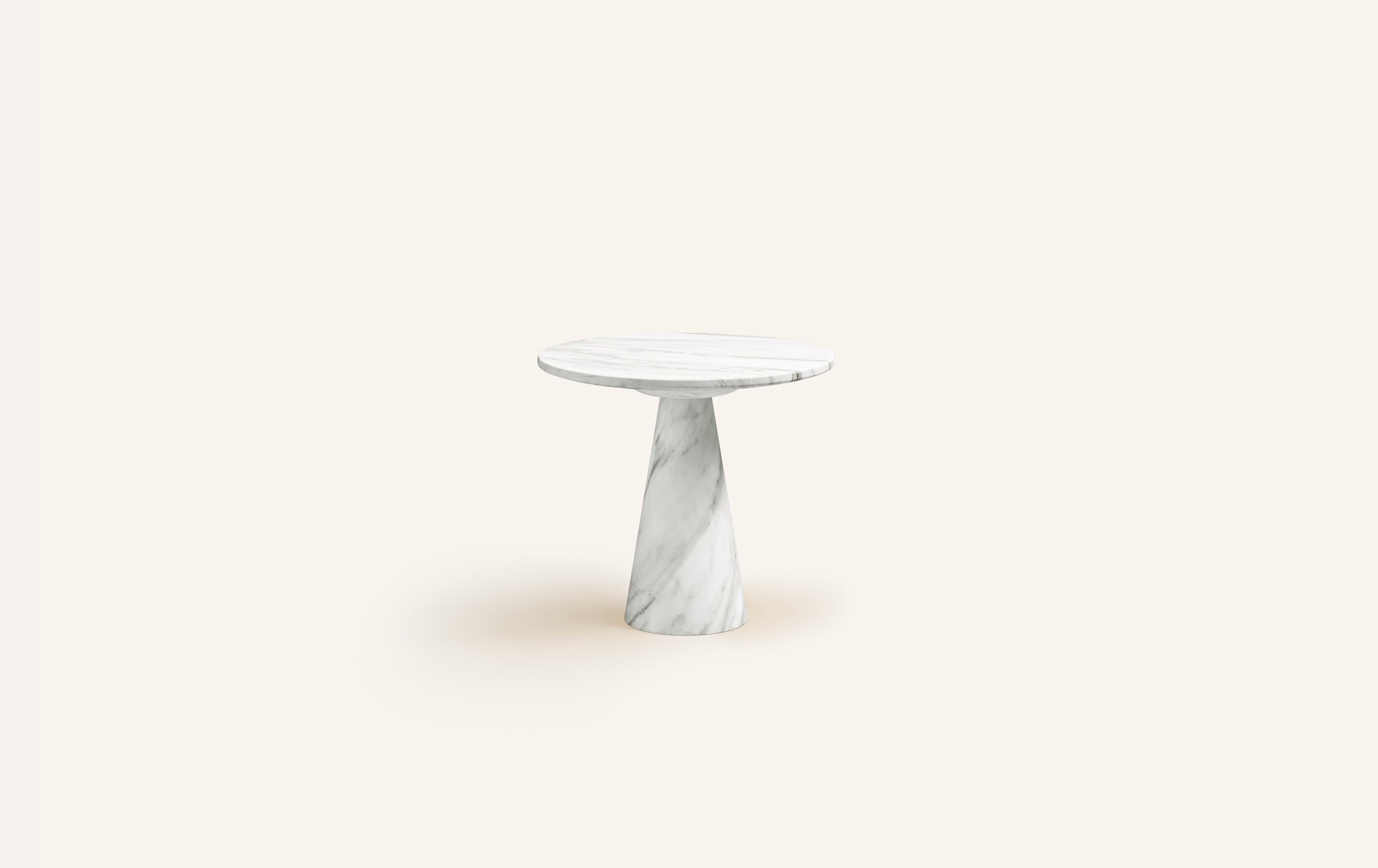DES FORMES À LA FOIS SIMPLES ET MUSCLÉES INFLUENCÉES PAR LE DESIGN ITALIEN POST-MODERNE.

DIMENSIONS : 
24 
