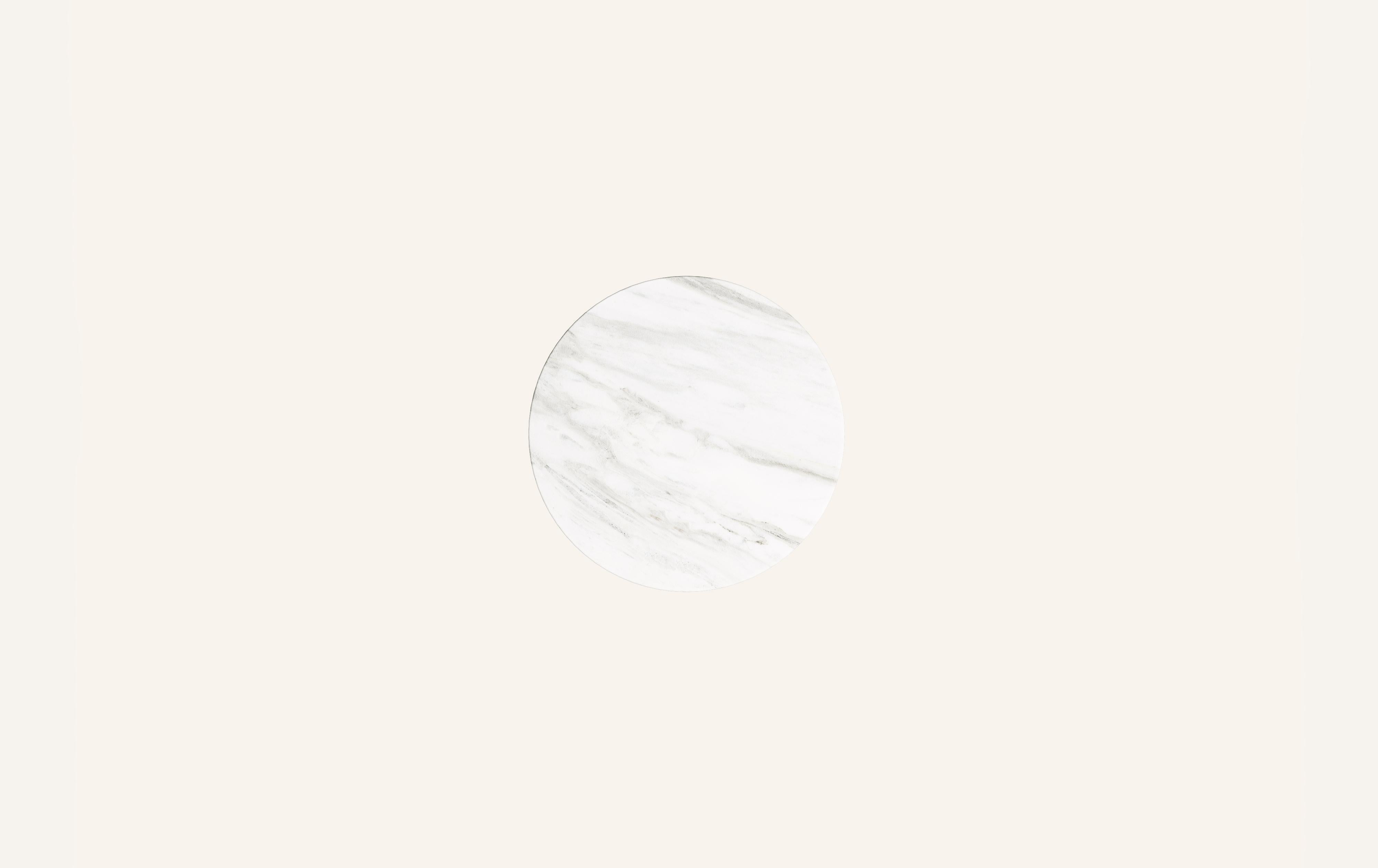 Américain FORM(LA) Table d'appoint ronde Cono 24L x 24W x 21H Marbre blanc Volakas en vente