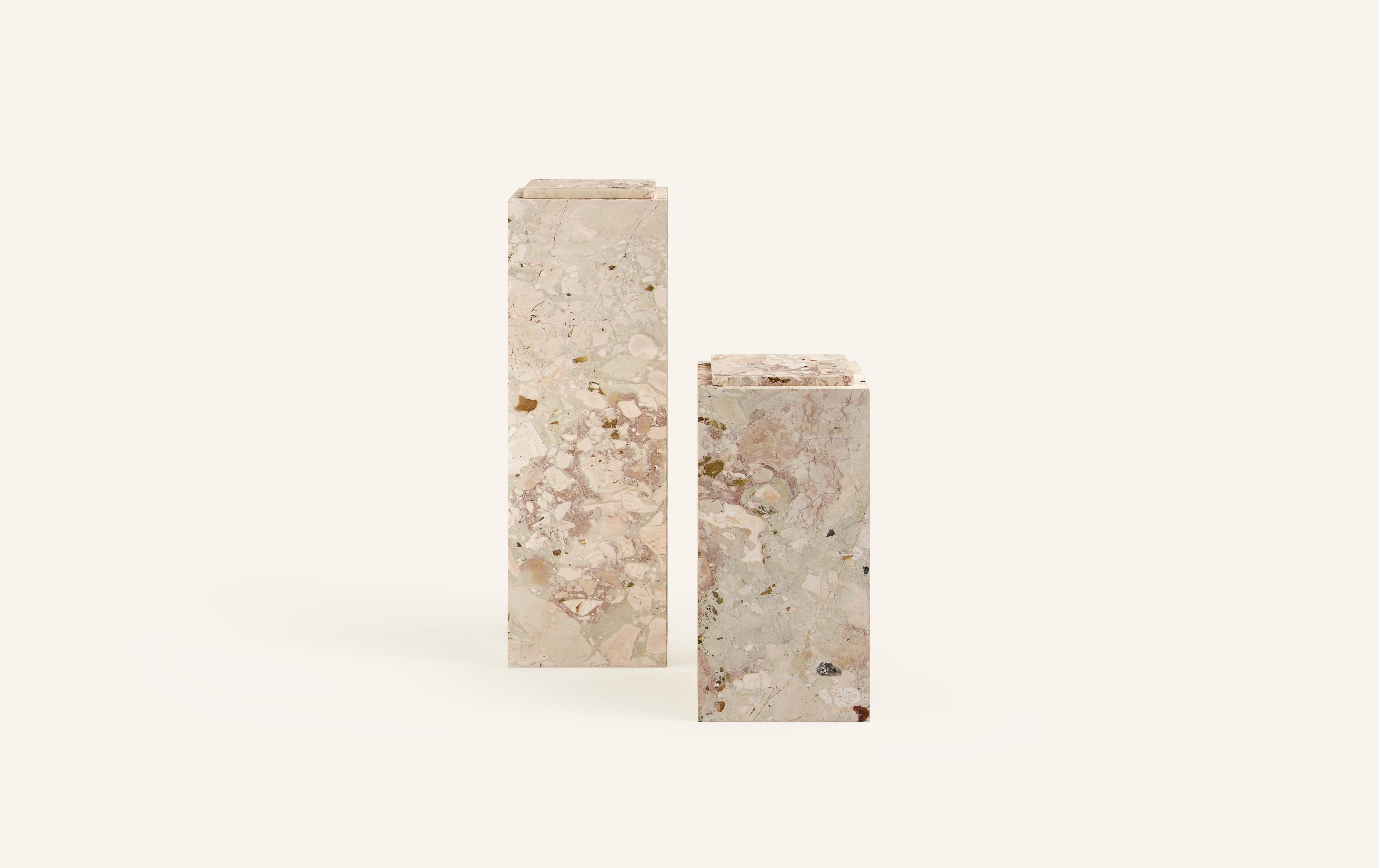 FORME MONOLITICHE AMMORBIDITE DA BORDI DELICATI. CON I SUOI AUDACI MOTIVI IN MARMO, CUBO È TANTO VERSATILE QUANTO SORPRENDENTE.

DIMENSIONI (I PIEDISTALLI SONO VENDUTI SINGOLARMENTE):
12