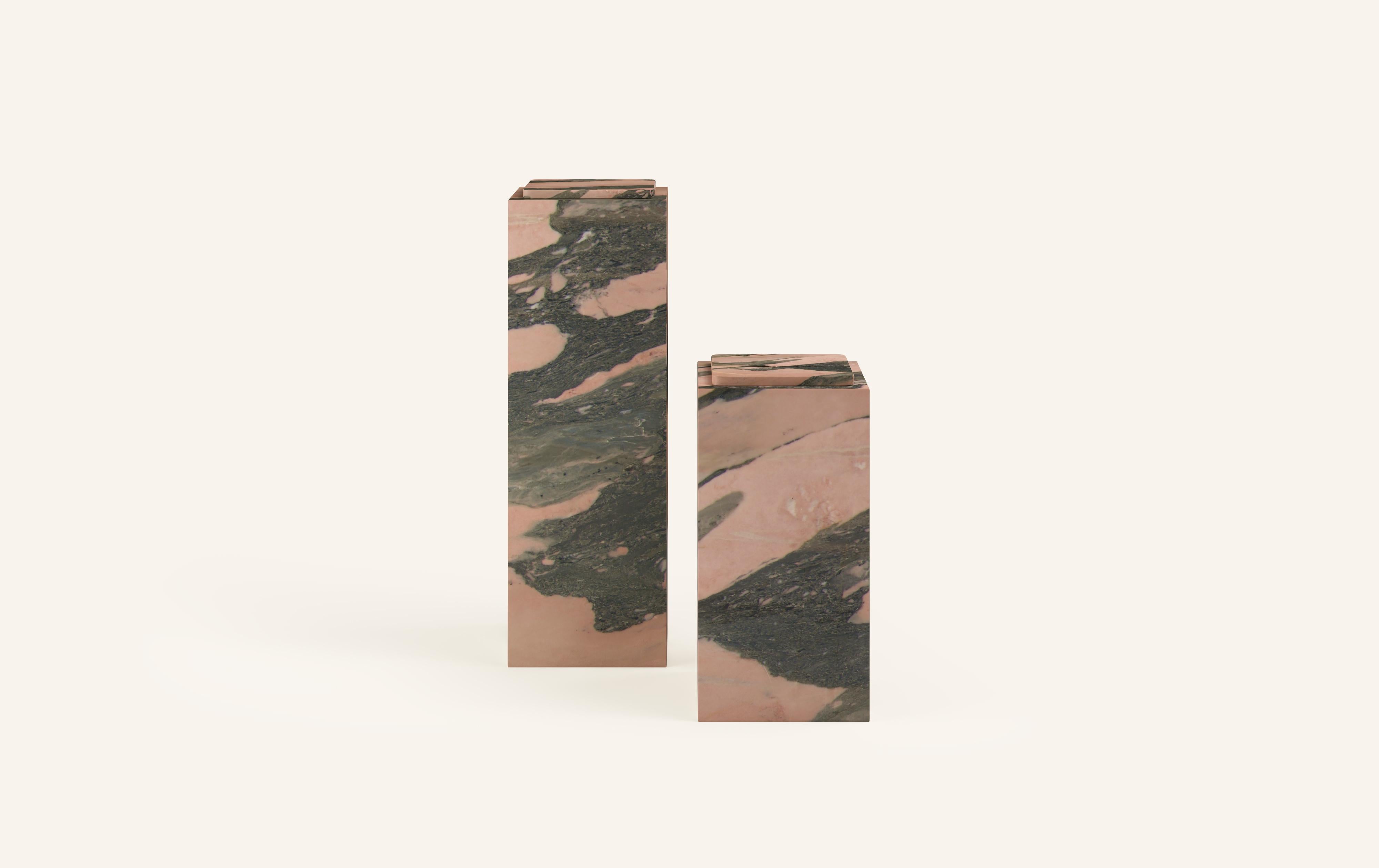 DES FORMES MONOLITHIQUES ADOUCIES PAR DES ARÊTES DOUCES. AVEC SES MOTIFS DE MARBRE AUDACIEUX, CUBO EST AUSSI POLYVALENT QU'IL EST FRAPPANT.

DIMENSIONS (LES SOCLES SONT VENDUS SÉPARÉMENT) :
12 