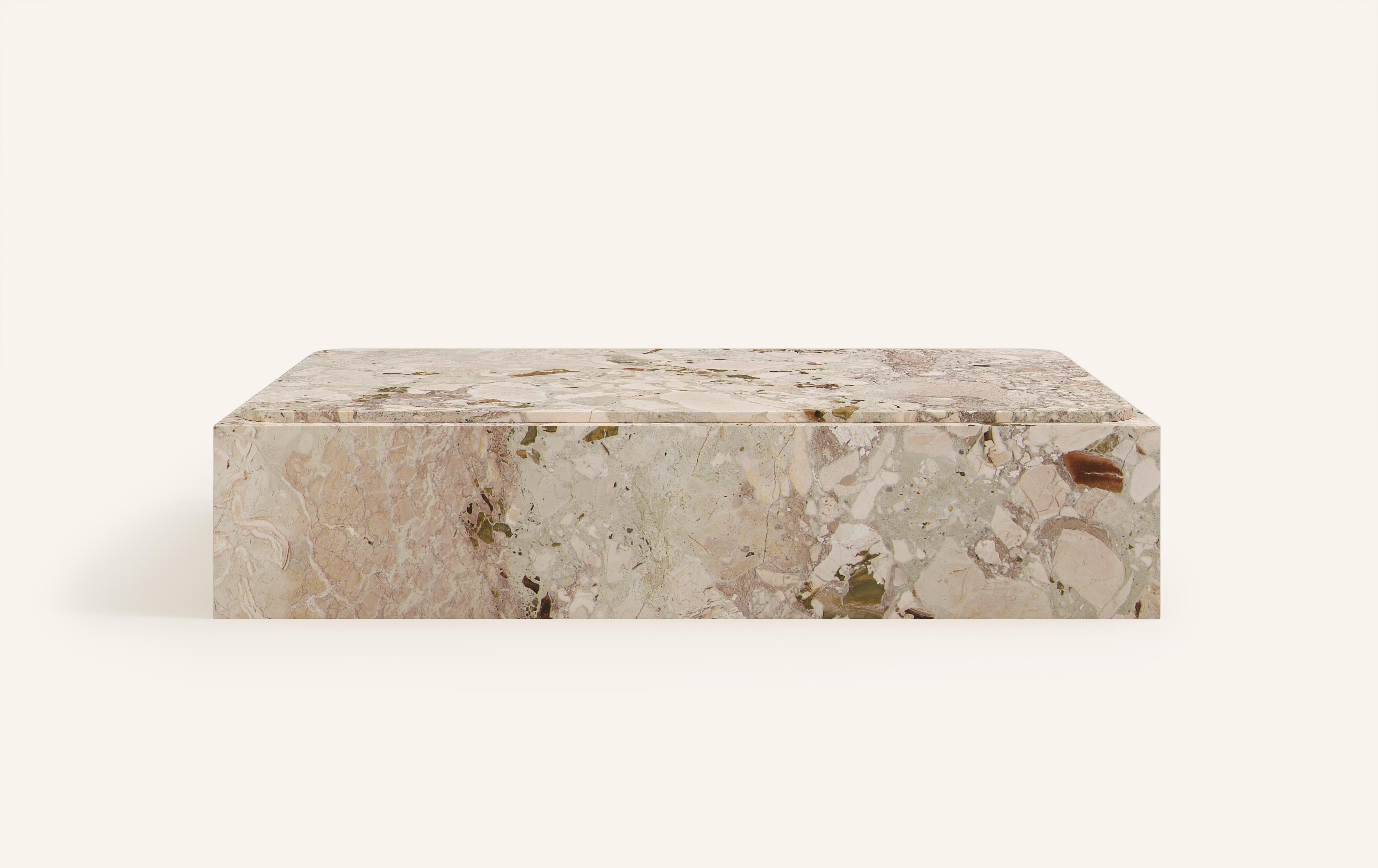MONOLITHIC FORMS SOFTENED BY GENTLE EDGES. WITH ITS BOLD MARBLE PATTERNS CUBO IS AS VERSATILE AS IT IS STRIKING.

DIMENSIONS:
48”L x 30”W x 13”H: 
- 3/4