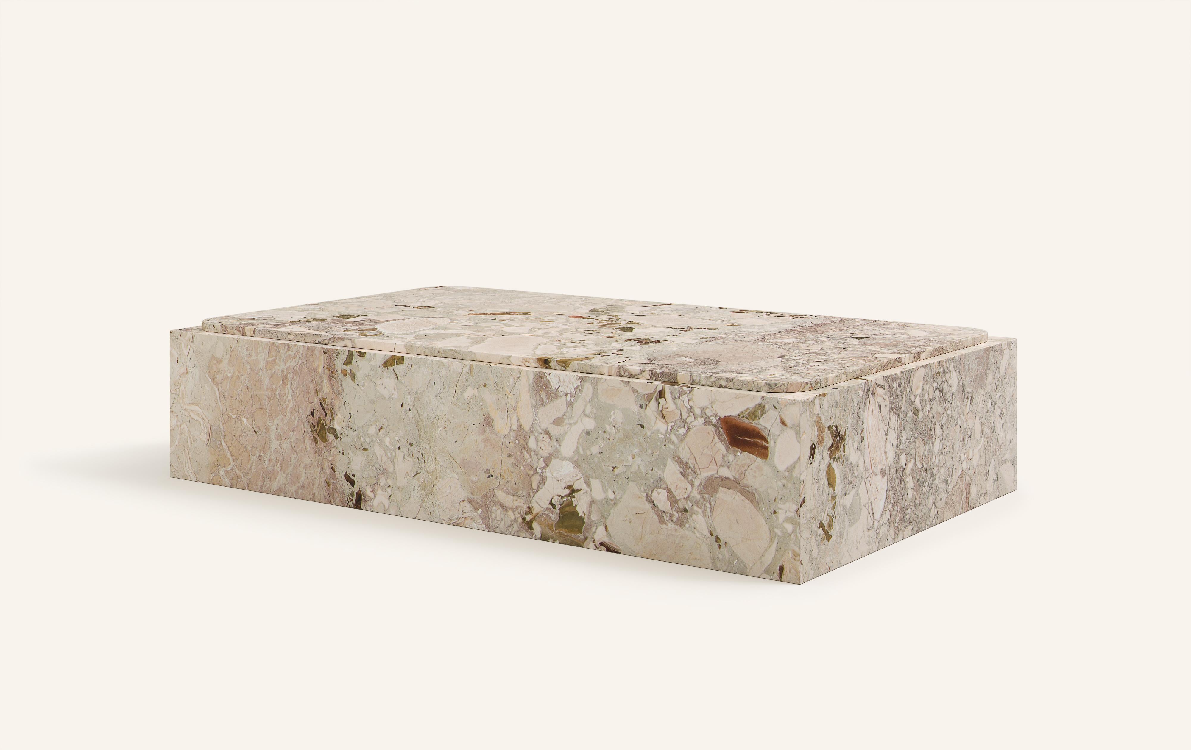 Organique FORM(LA) Cubo Rectangle Plinth Coffee Table 48L x 30W x 13H Marbre Breccia en vente