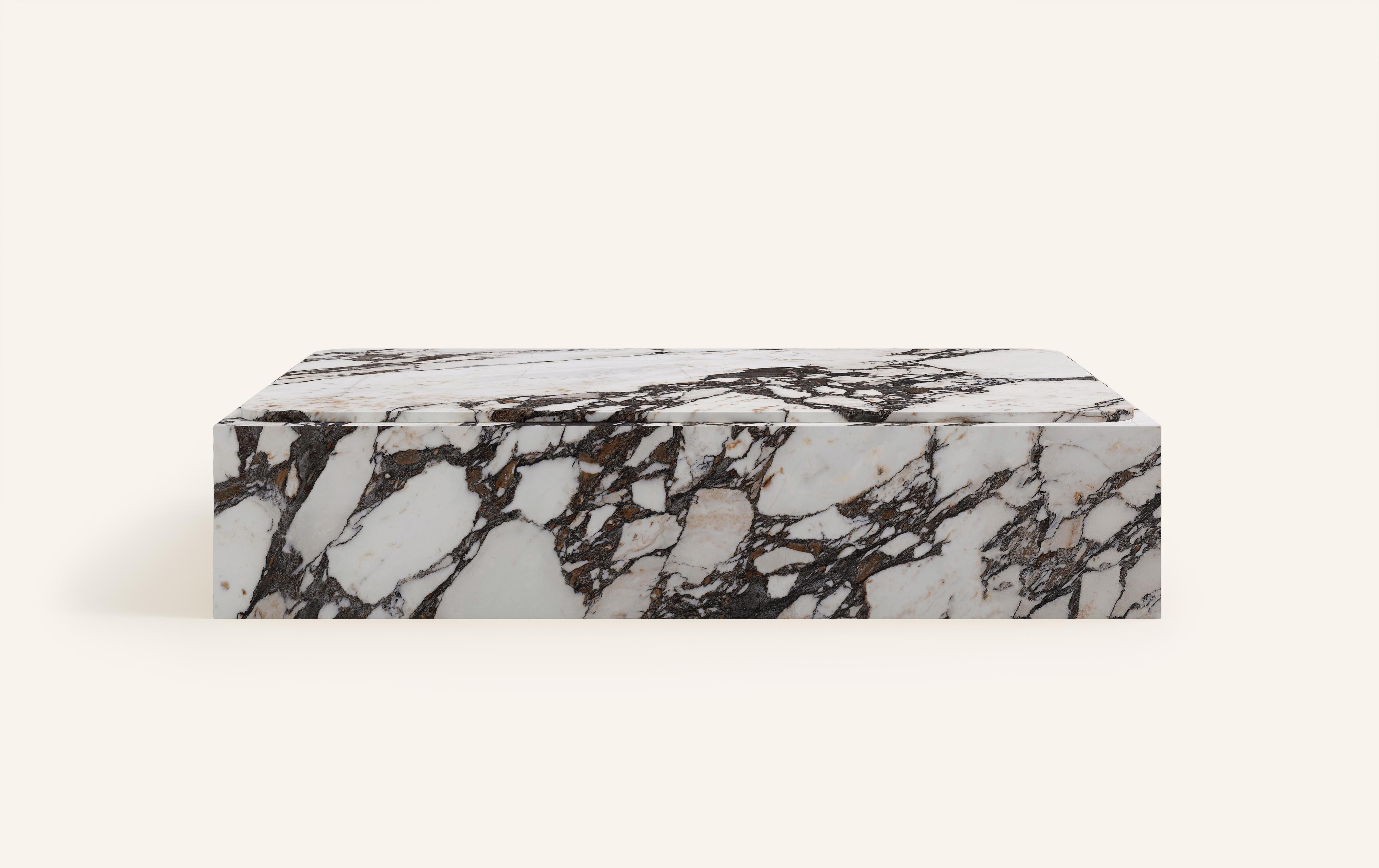 MONOLITHIC FORMS SOFTENED BY GENTLE EDGES. WITH ITS BOLD MARBLE PATTERNS CUBO IS AS VERSATILE AS IT IS STRIKING.

DIMENSIONS:
48”L x 30”W x 13”H: 
- 3/4