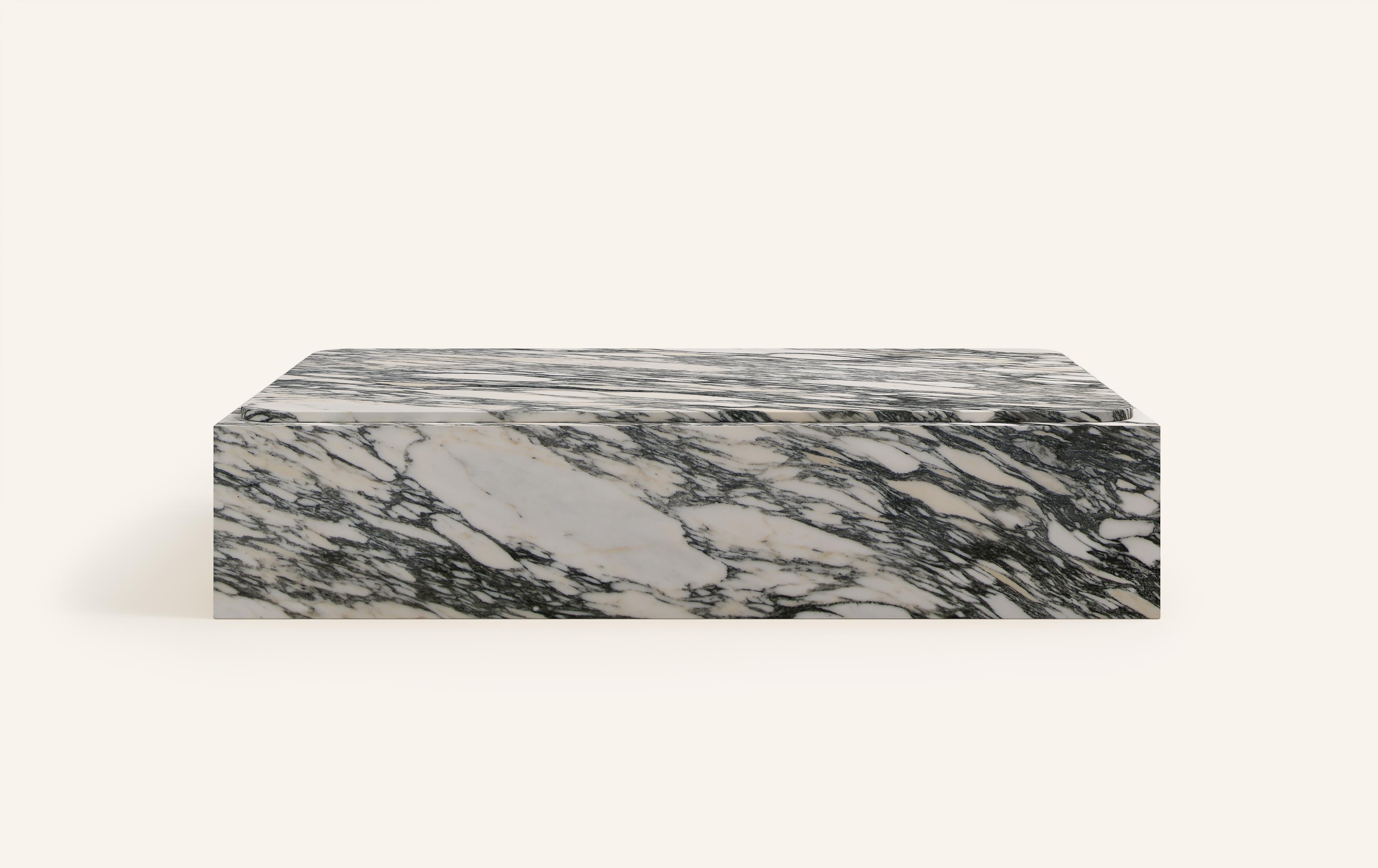 MONOLITHIC FORMS SOFTENED BY GENTLE EDGES. WITH ITS BOLD MARBLE PATTERNS CUBO IS AS VERSATILE AS IT IS STRIKING.

DIMENSIONS:
48”L x 30”W x 13”H: 
- 3/4