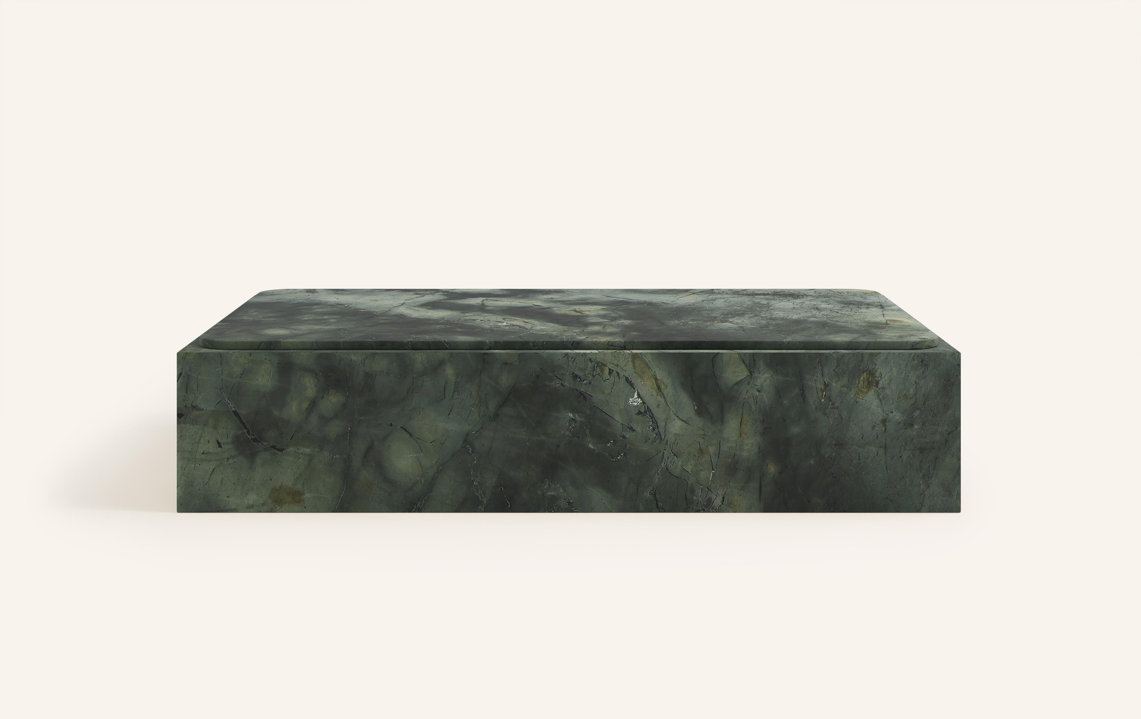 MONOLITHIC FORMS SOFTENED BY GENTLE EDGES. WITH ITS BOLD MARBLE PATTERNS CUBO IS AS VERSATILE AS IT IS STRIKING.

DIMENSIONS:
48”L x 30”W x 13”H: 
- 3/4