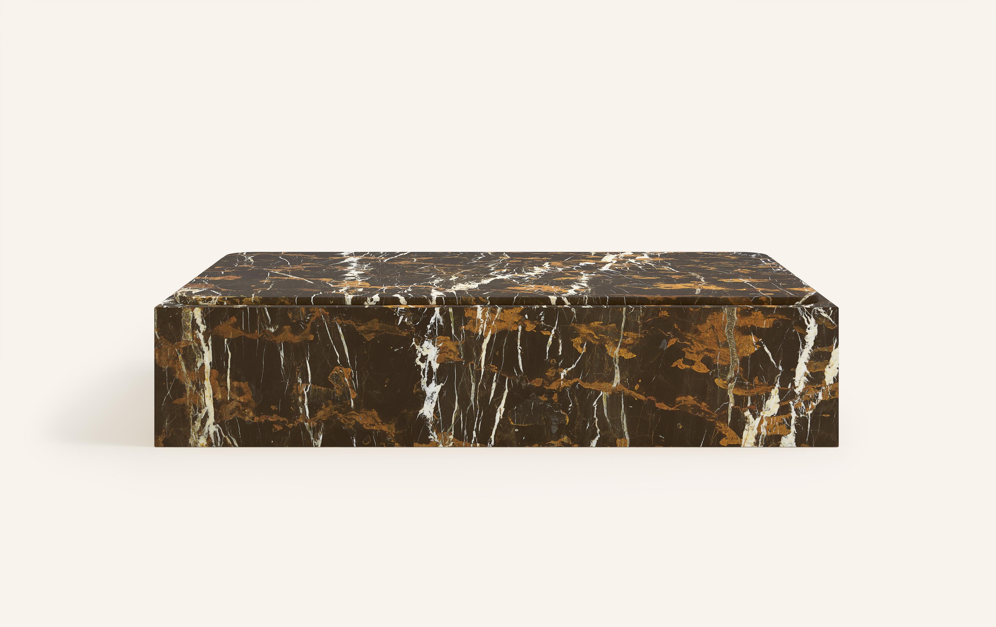 MONOLITHIC FORMS SOFTENED BY GENTLE EDGES. WITH ITS BOLD MARBLE PATTERNS CUBO IS AS VERSATILE AS IT IS STRIKING.

DIMENSIONS:
48”L x 30”W x 13”H: 
- 3/4