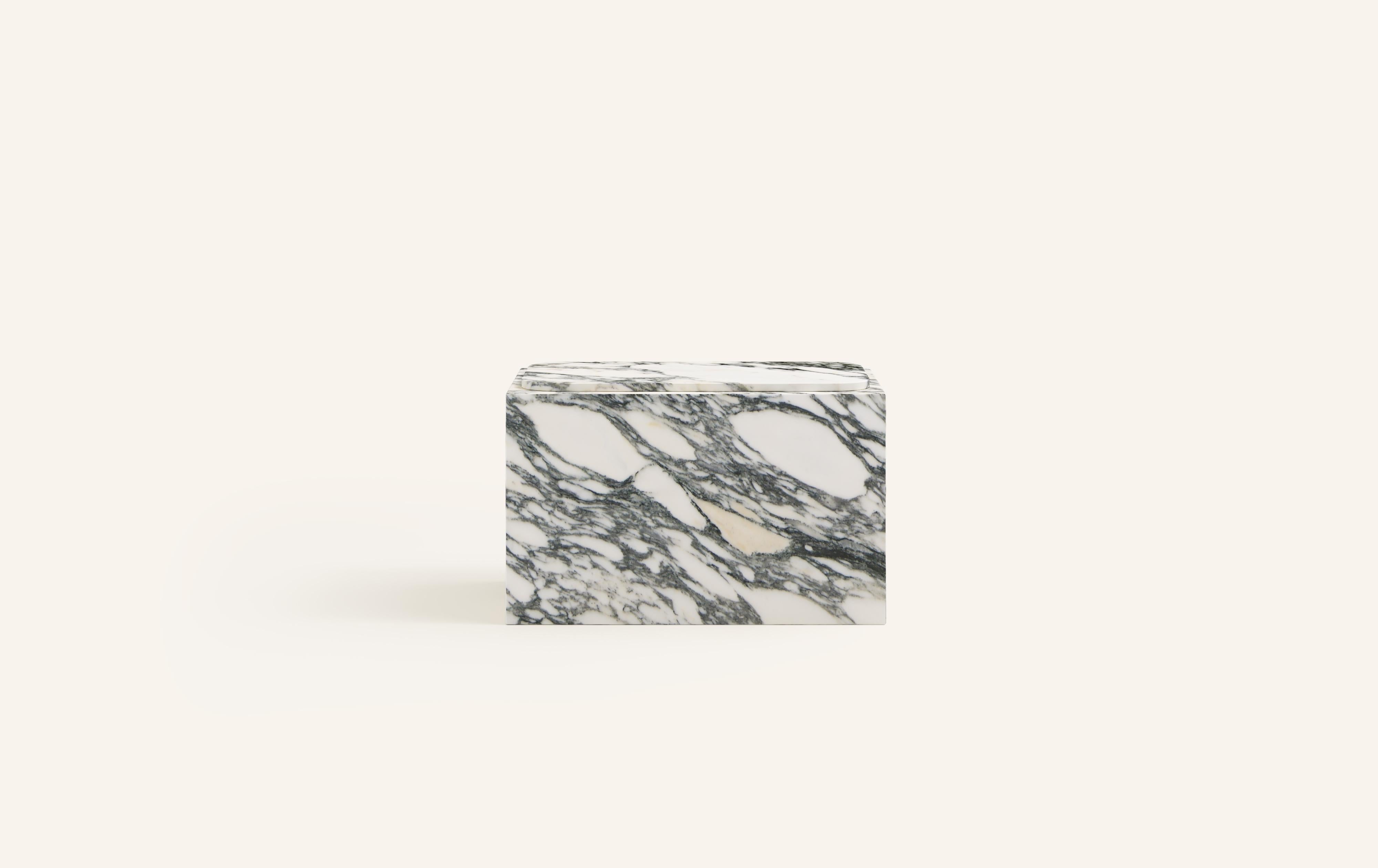 MONOLITHIC FORMS SOFTENED BY GENTLE EDGES. WITH ITS BOLD MARBLE PATTERNS CUBO IS AS VERSATILE AS IT IS STRIKING.

DIMENSIONS:
30”L x 16”W x 19”H:
- 3/4