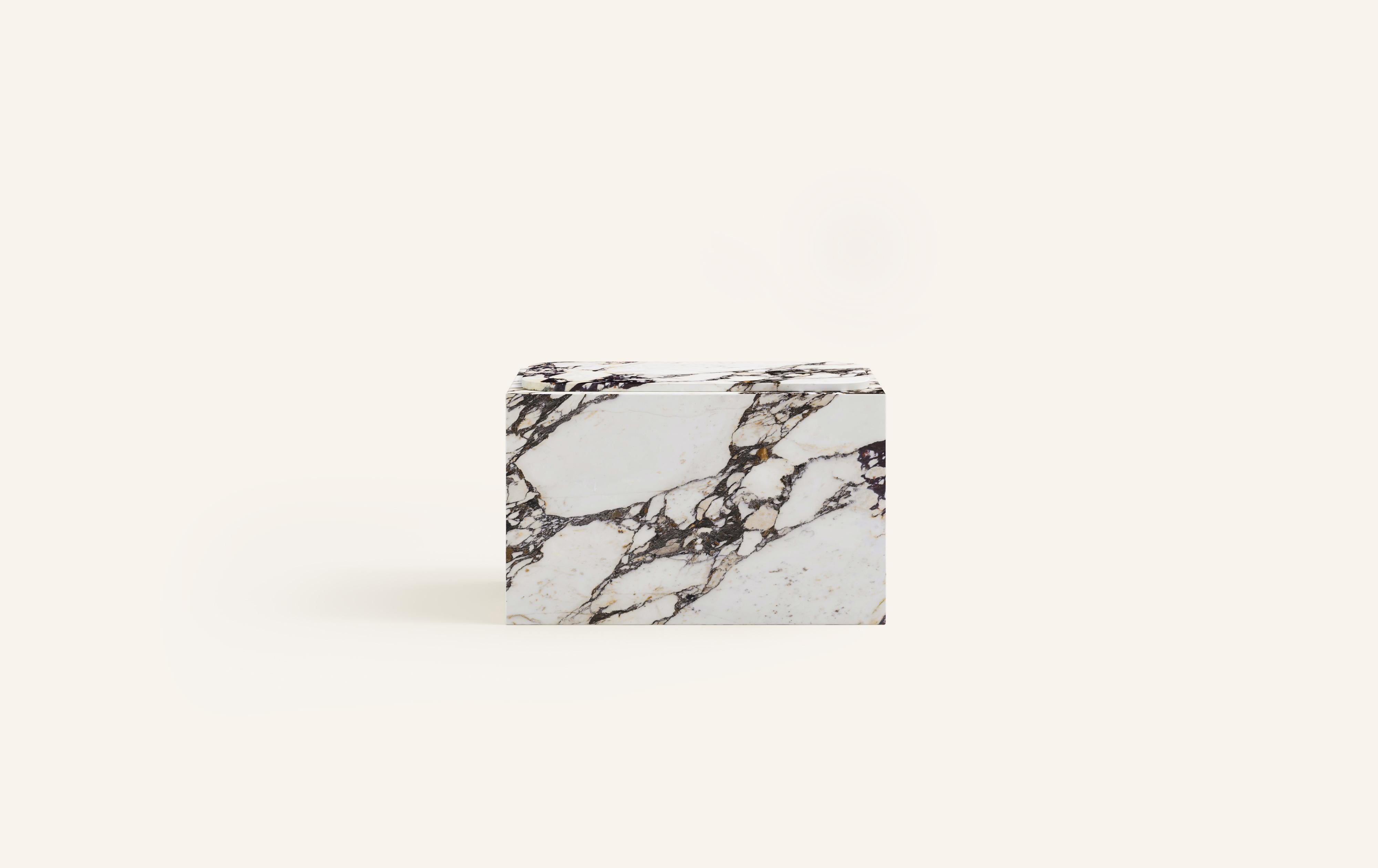 MONOLITHIC FORMS SOFTENED BY GENTLE EDGES. WITH ITS BOLD MARBLE PATTERNS CUBO IS AS VERSATILE AS IT IS STRIKING.

DIMENSIONS:
30”L x 16”W x 19”H:
- 3/4