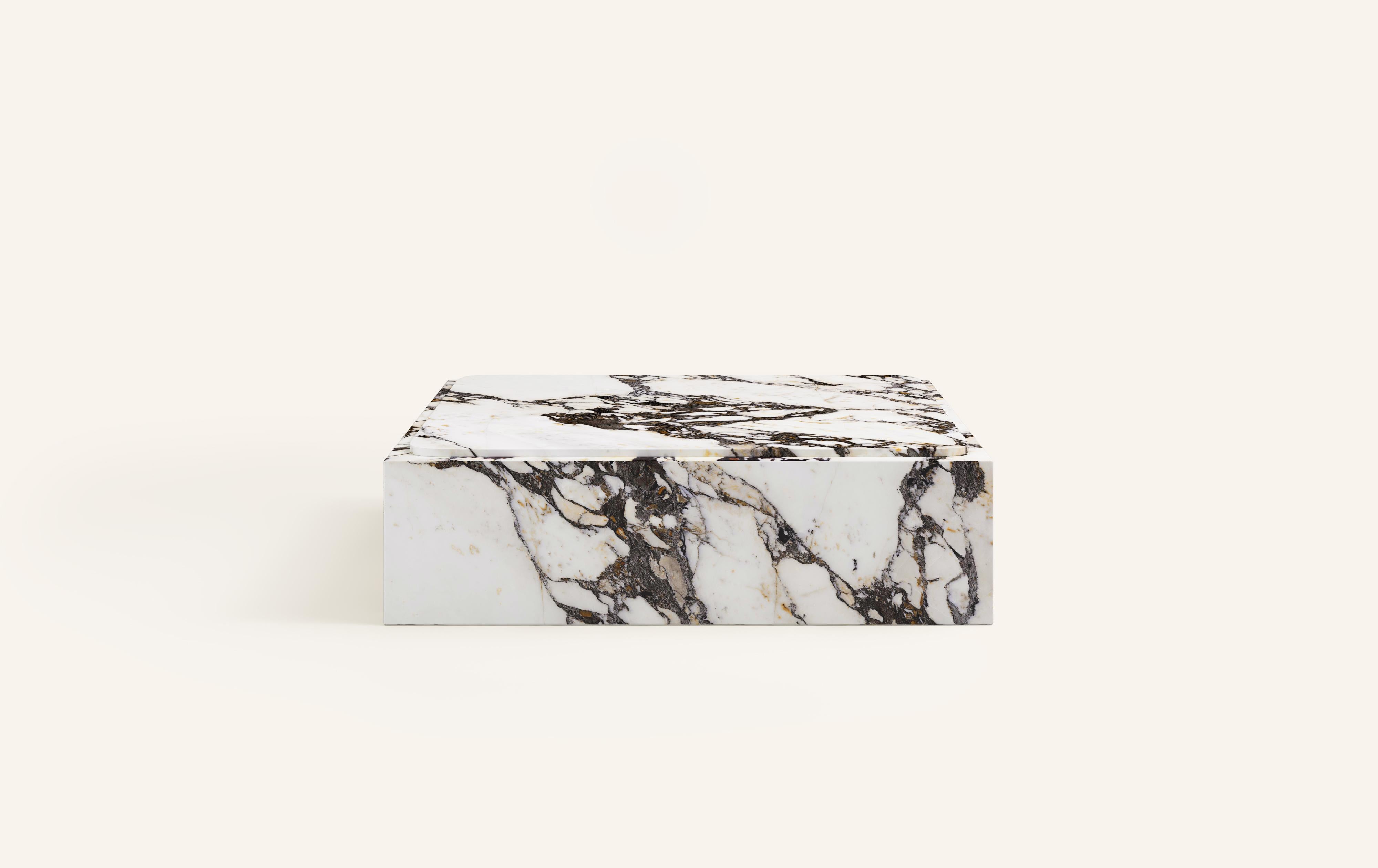 MONOLITHIC FORMS SOFTENED BY GENTLE EDGES. WITH ITS BOLD MARBLE PATTERNS CUBO IS AS VERSATILE AS IT IS STRIKING.

DIMENSIONS:
42”L x 42”W x 13”H: 
- 3/4