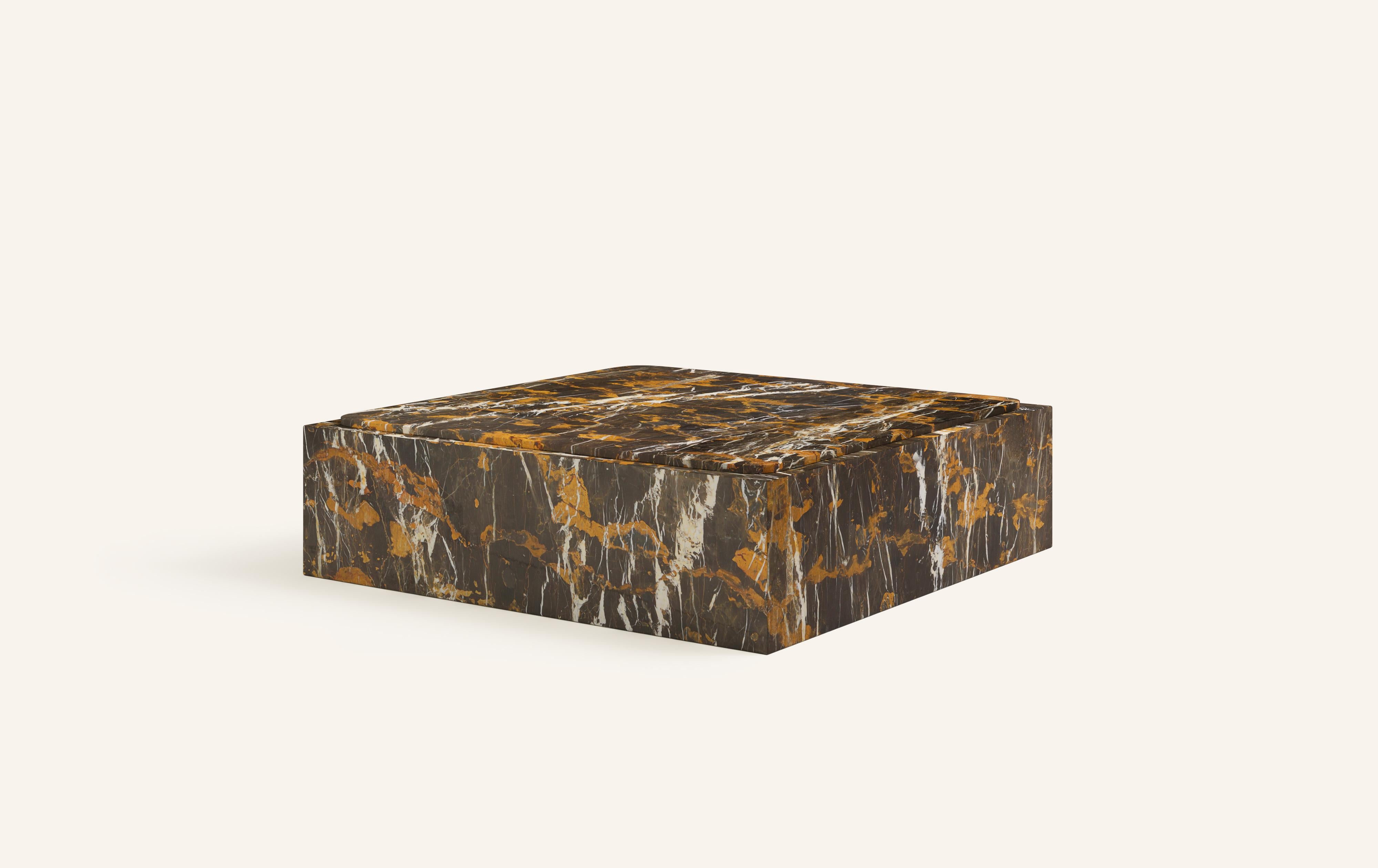 Organique FORM(LA) Cubo Square Plinth Coffee Table 48L x 48W x 13H Marbre Michaelangelo en vente