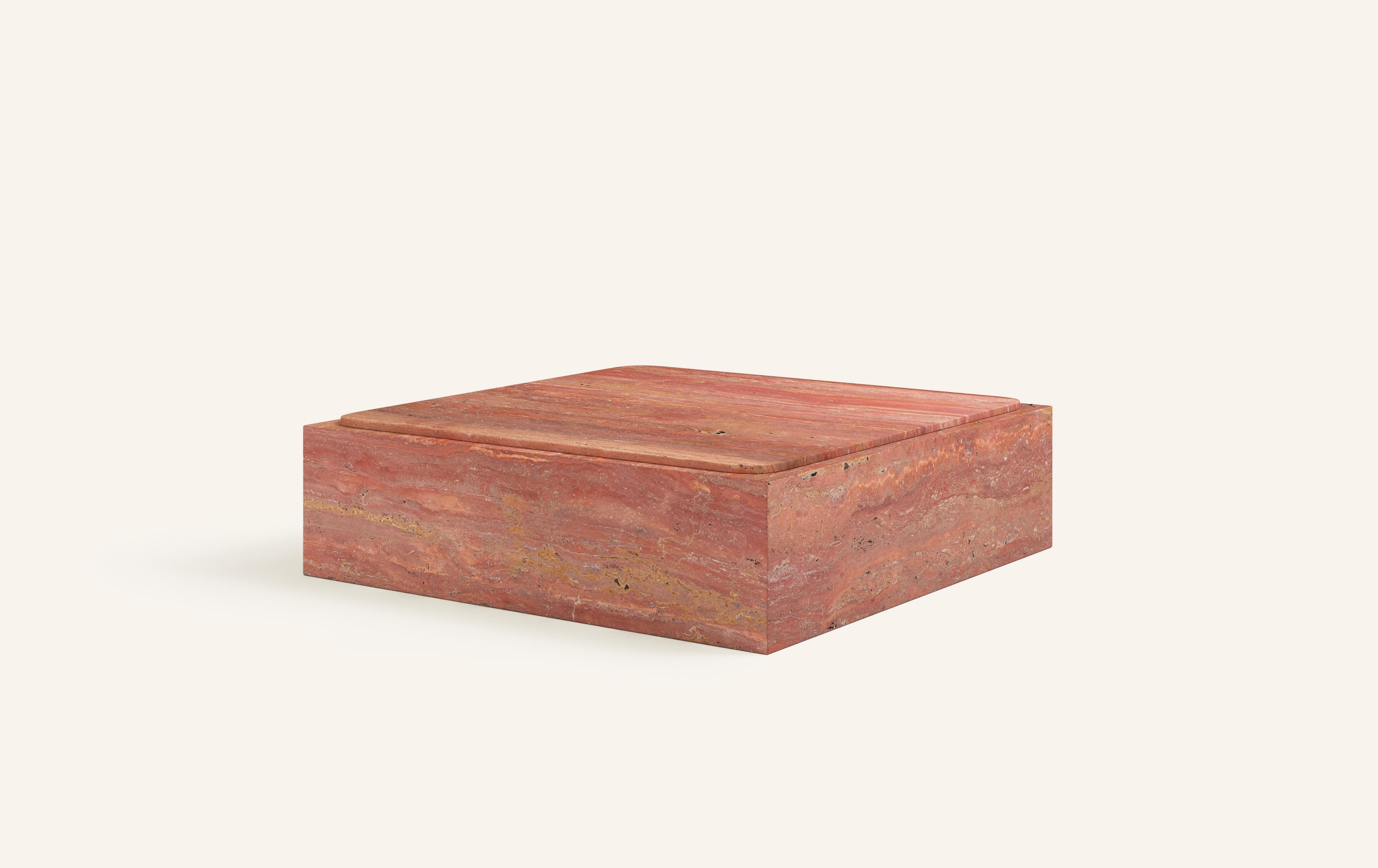 Organique FORM(LA) Table basse à socle carré Cubo 60L x 60L x 13H Travertino Rosso VC en vente