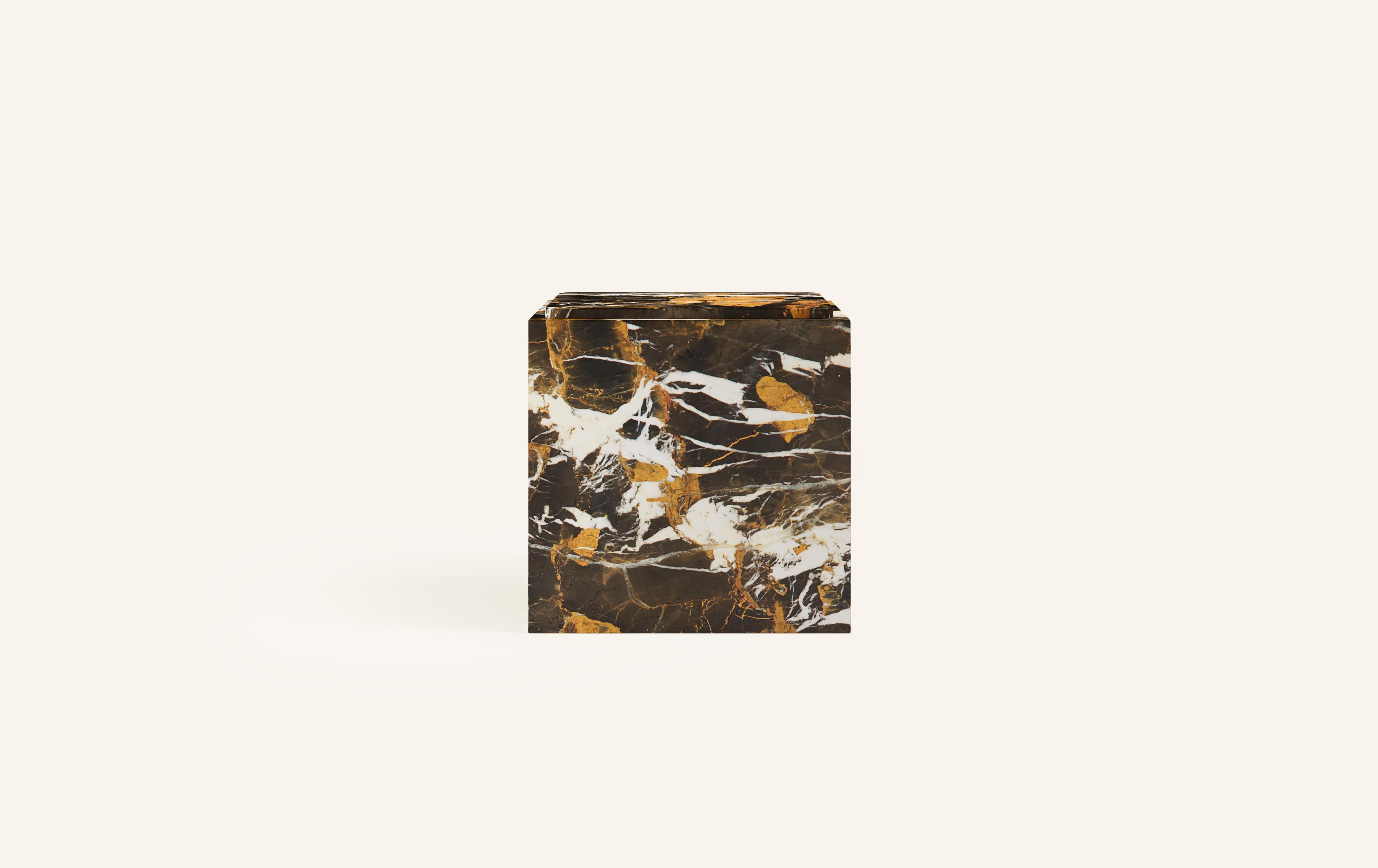 MONOLITHIC FORMS SOFTENED BY GENTLE EDGES. WITH ITS BOLD MARBLE PATTERNS CUBO IS AS VERSATILE AS IT IS STRIKING.

DIMENSIONS:
18”L x 18”W x 19”H: 
- 3/4