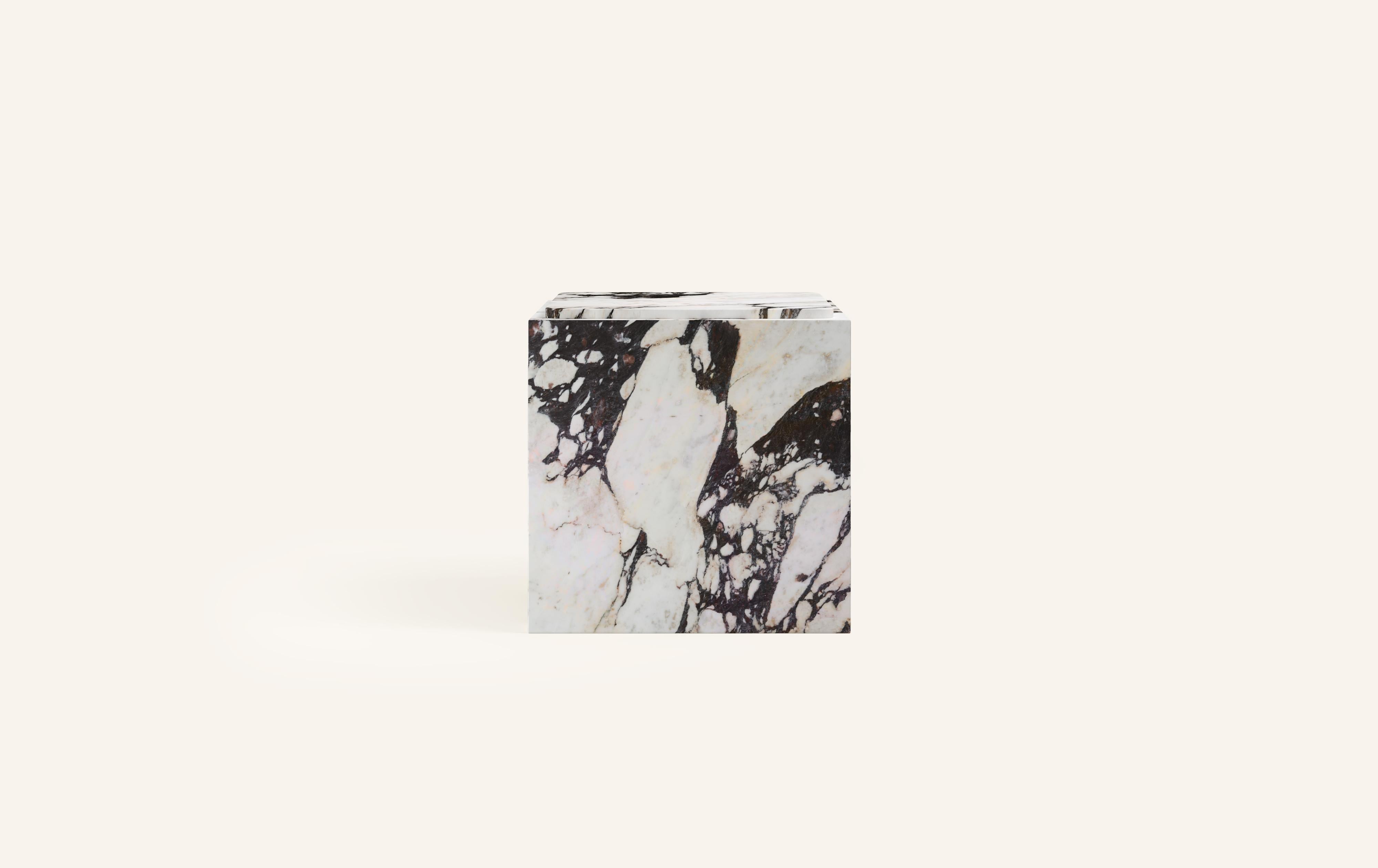 DES FORMES MONOLITHIQUES ADOUCIES PAR DES ARÊTES DOUCES. AVEC SES MOTIFS DE MARBRE AUDACIEUX, CUBO EST AUSSI POLYVALENT QU'IL EST FRAPPANT.

DIMENSIONS :
22 
