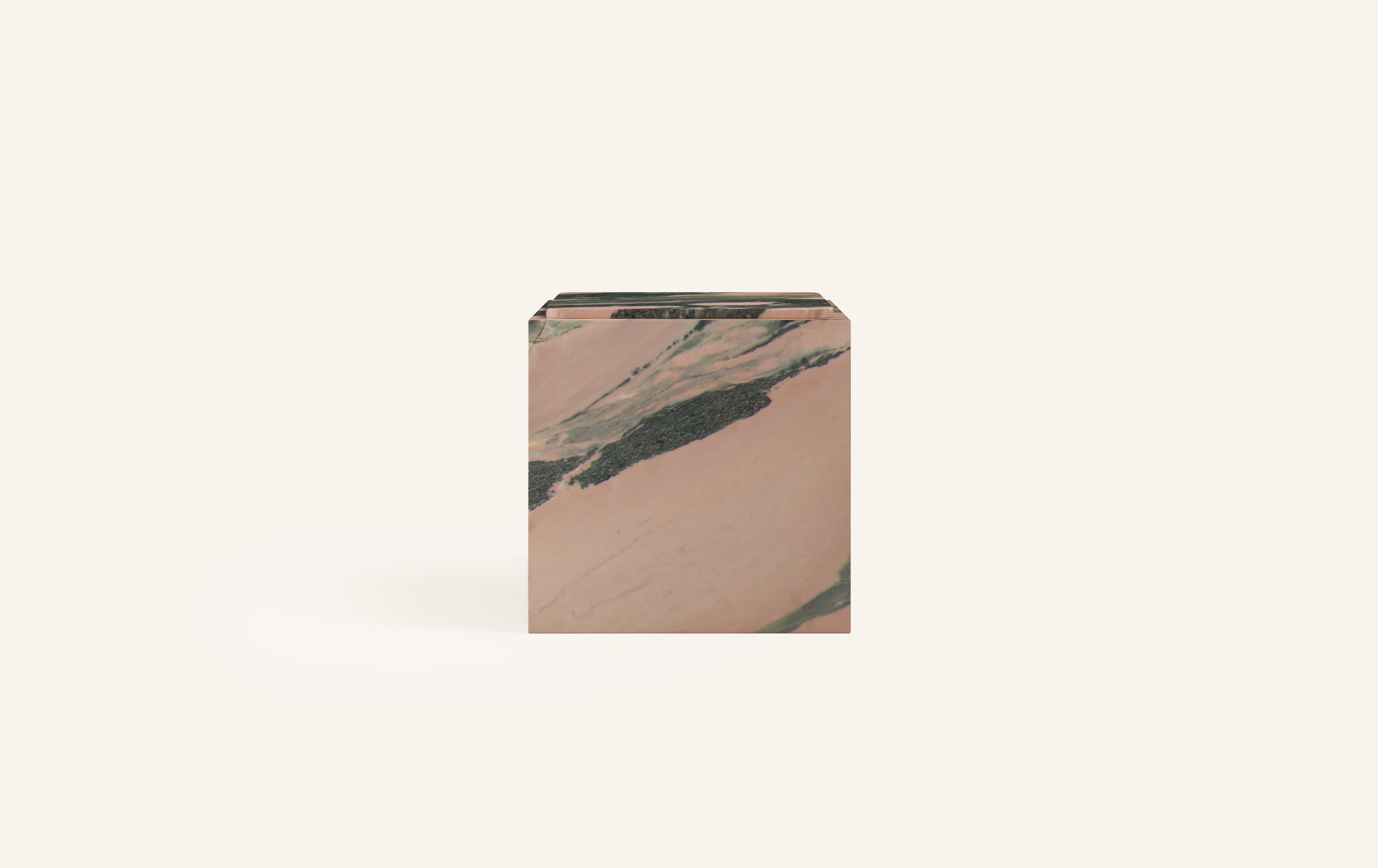 DES FORMES MONOLITHIQUES ADOUCIES PAR DES ARÊTES DOUCES. AVEC SES MOTIFS DE MARBRE AUDACIEUX, CUBO EST AUSSI POLYVALENT QU'IL EST FRAPPANT.

DIMENSIONS :
22 