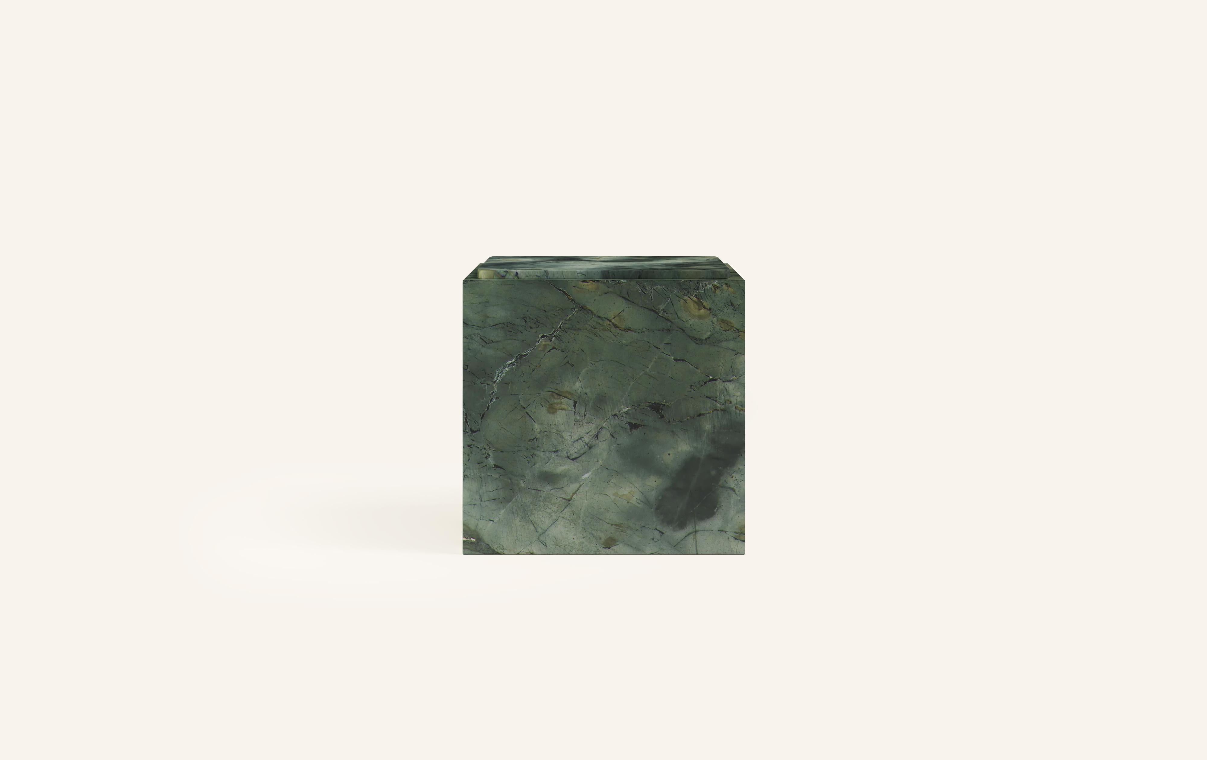 DES FORMES MONOLITHIQUES ADOUCIES PAR DES ARÊTES DOUCES. AVEC SES MOTIFS DE MARBRE AUDACIEUX, CUBO EST AUSSI POLYVALENT QU'IL EST FRAPPANT.

DIMENSIONS :
22 