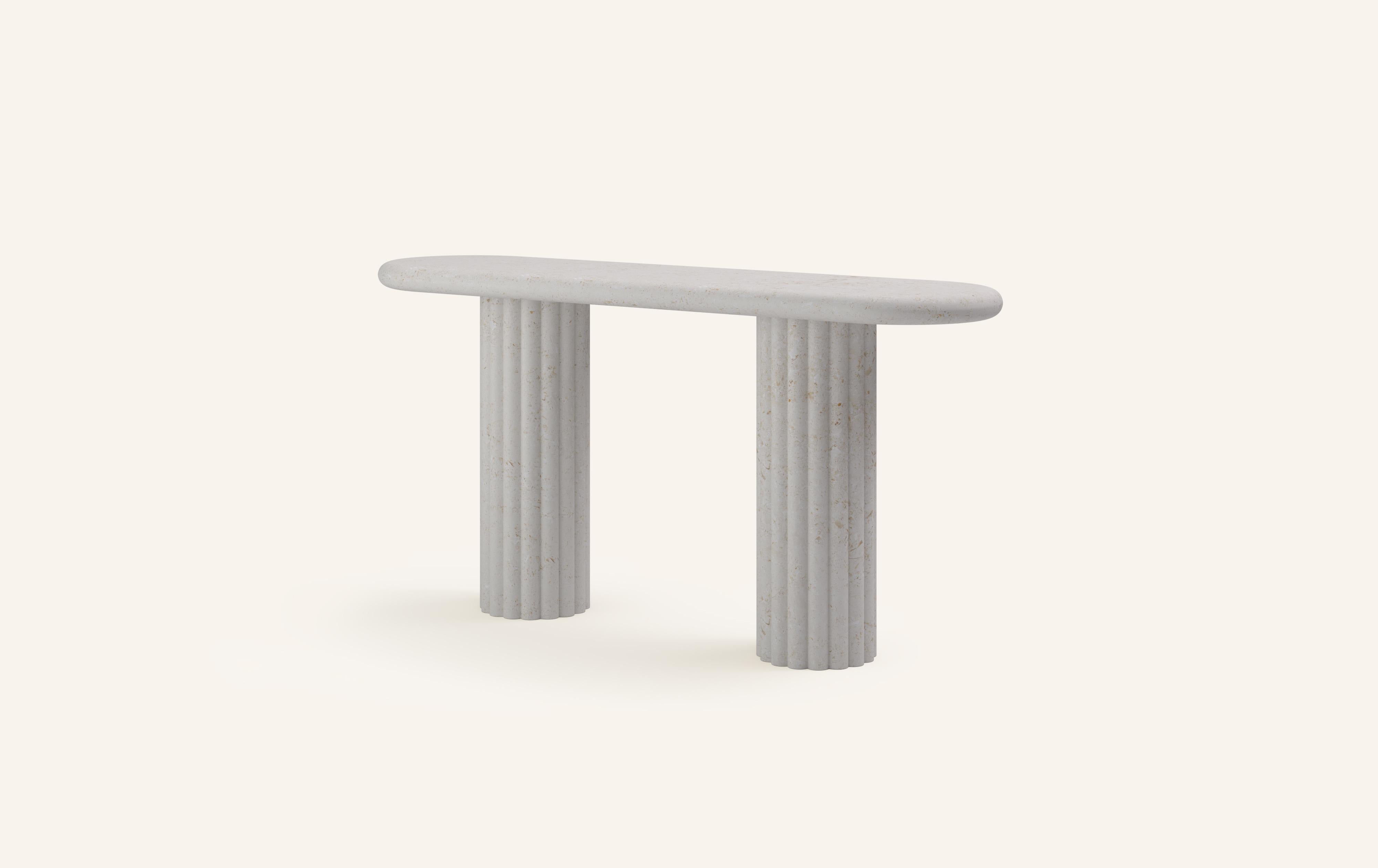 Organique FORM (LA) Console Fluta 60 L x 16 W x 30 H calcaire Oceano en vente