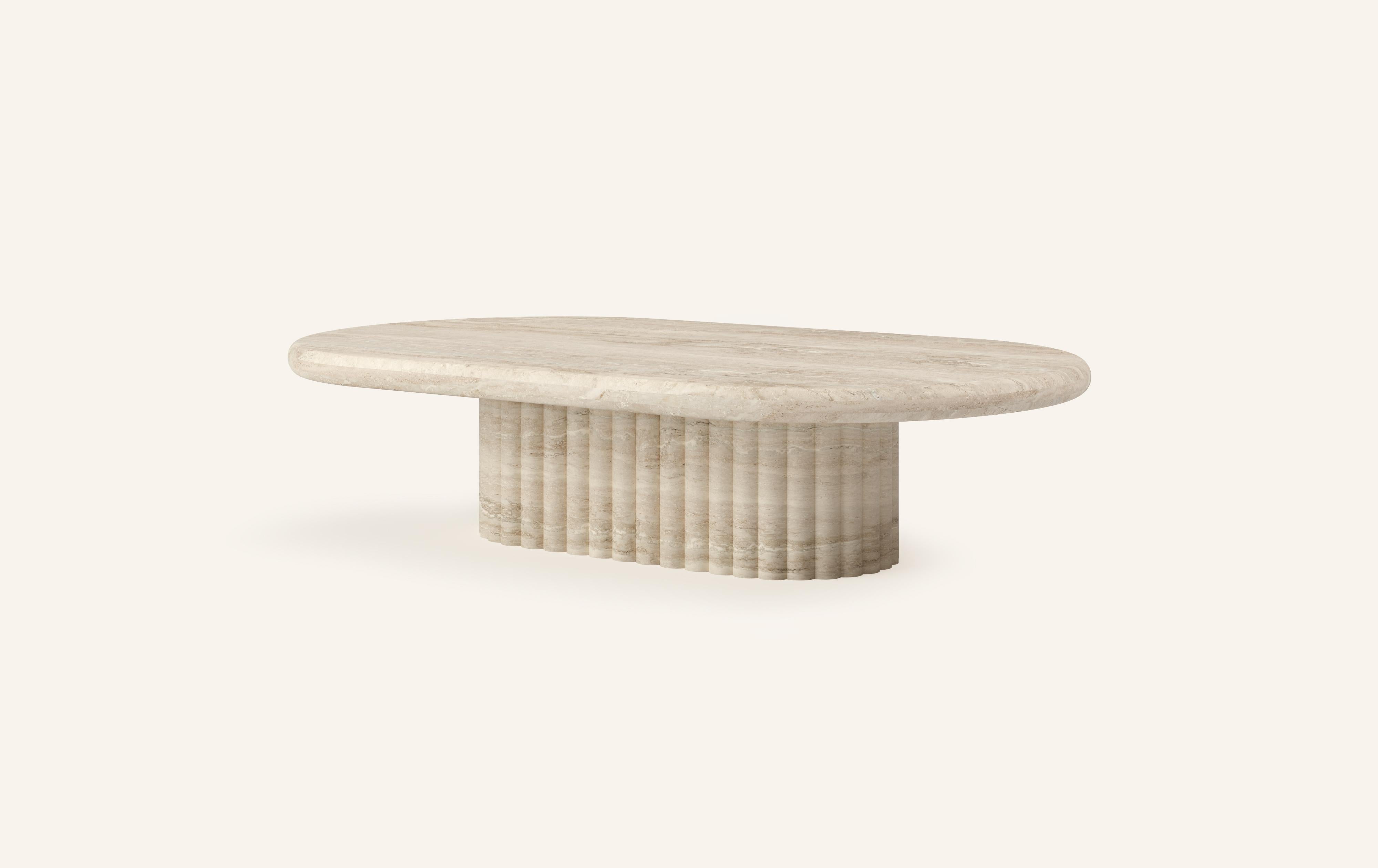 Organique FORM (LA) Table basse ovale Fluta 48L x 30W x 14H Travertino Navona VC en vente