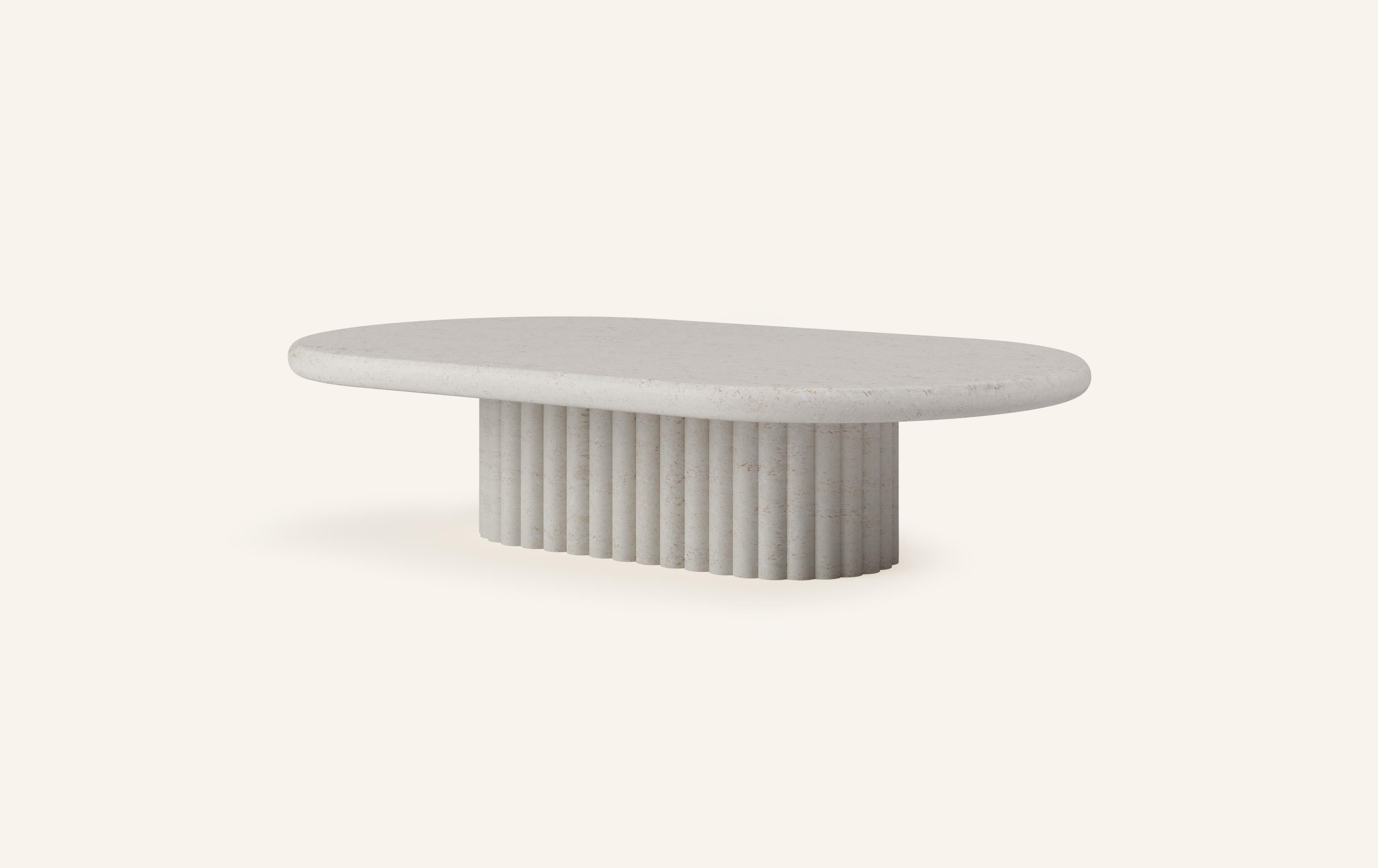 Organique FORM (LA) Table basse ovale Fluta 60 L x 36 W x 14 H calcaire Oceano en vente