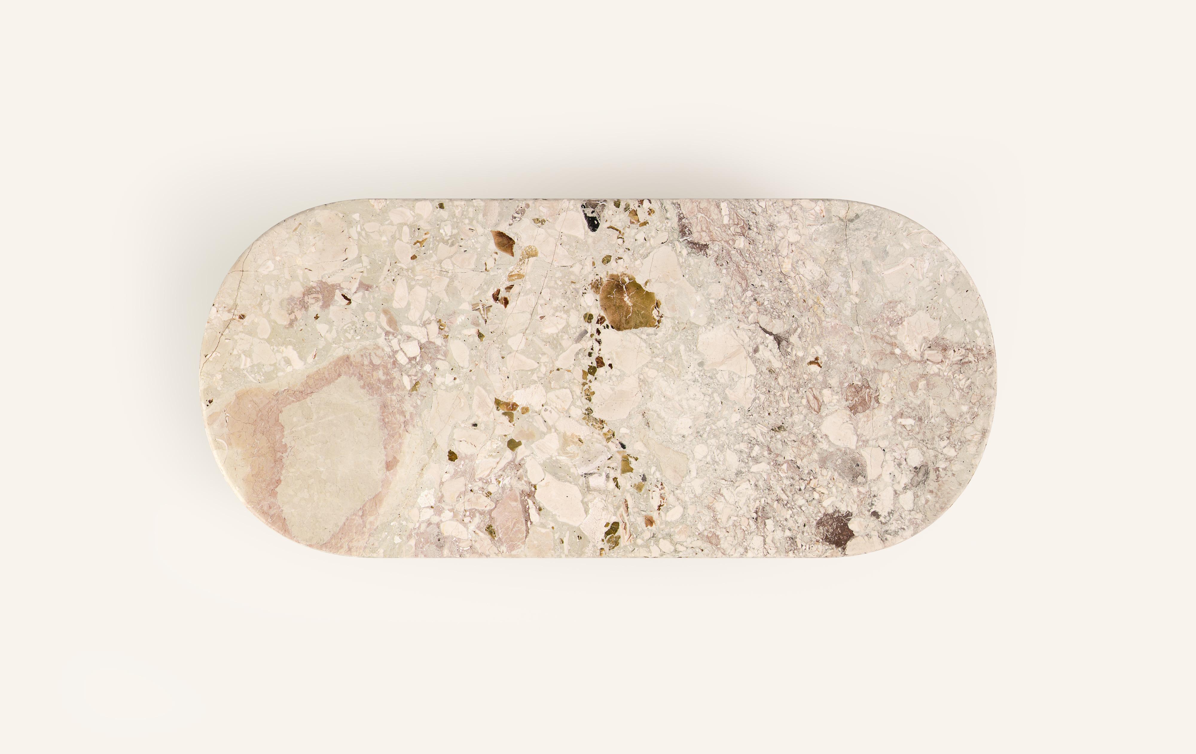 FORM (LA) table de salle à manger ovale Fluta 108 L x 48 L x 30 H marbre Breccia Rosa Neuf - En vente à Los Angeles, CA