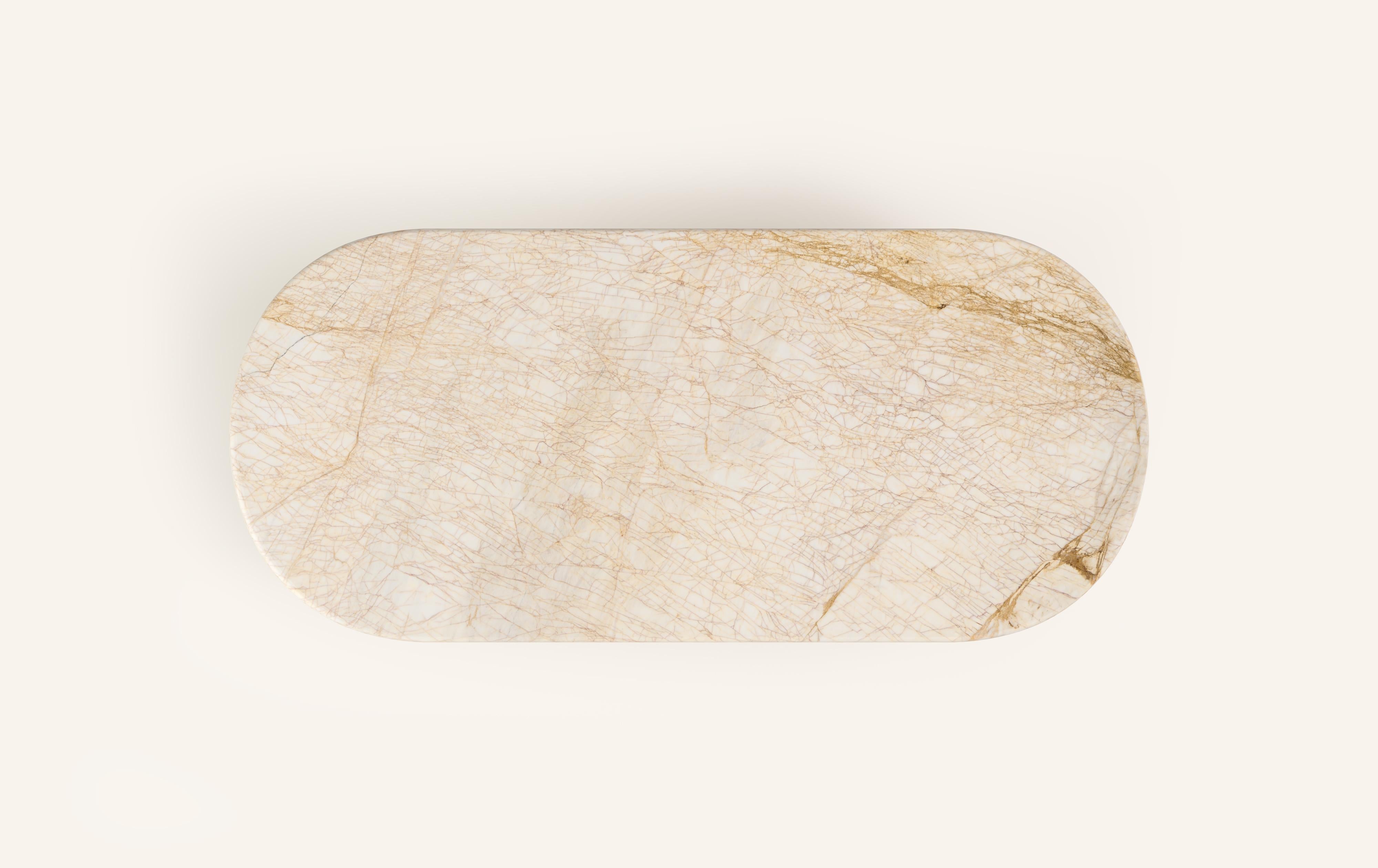 FORM (LA) table de salle à manger ovale Fluta 118 L x 48 W x 30 H marbre araignée doré Neuf - En vente à Los Angeles, CA
