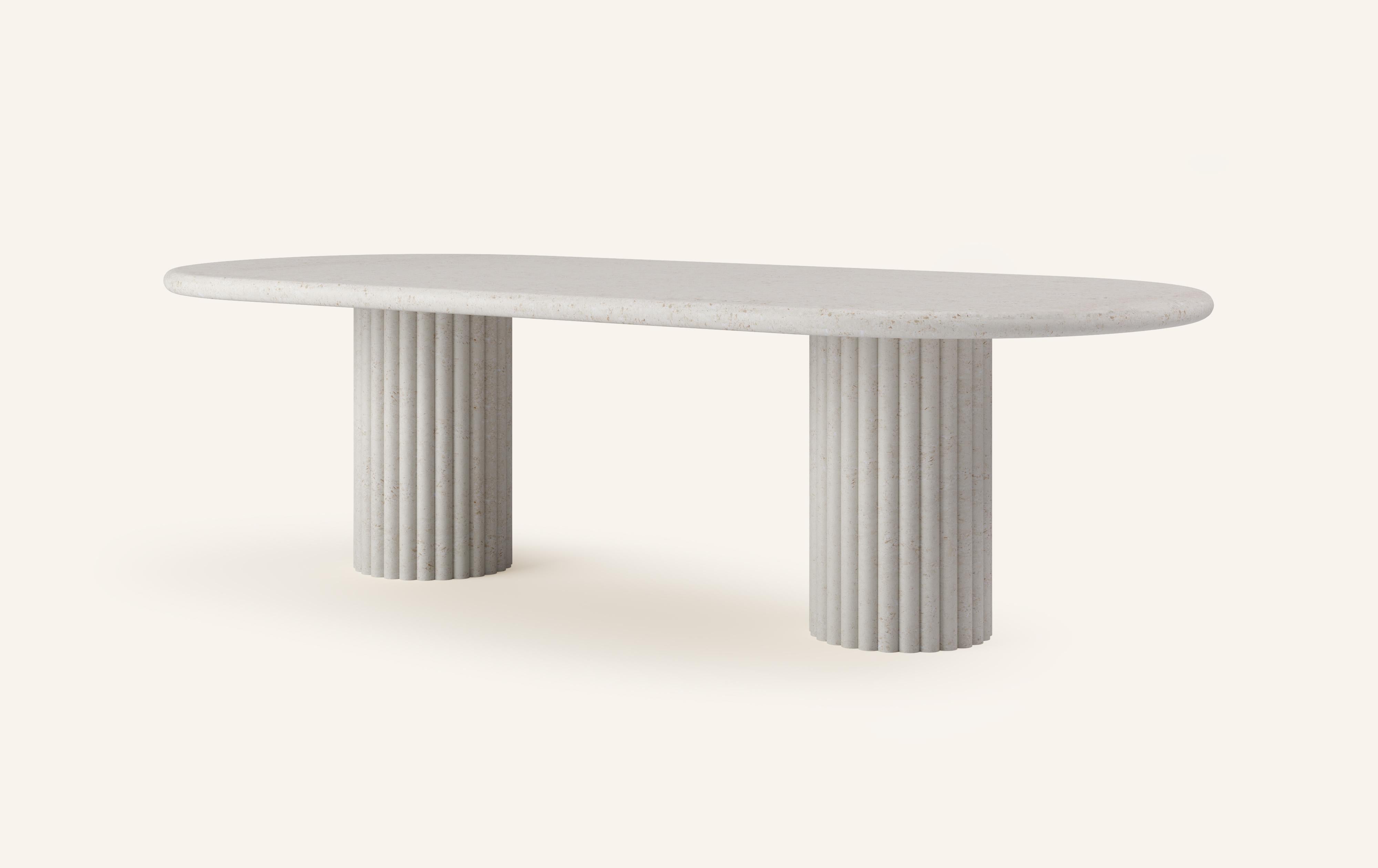 Organique FORM (LA) Table de salle à manger ovale Fluta 118 L x 48 W x 30 H calcaire Oceano en vente