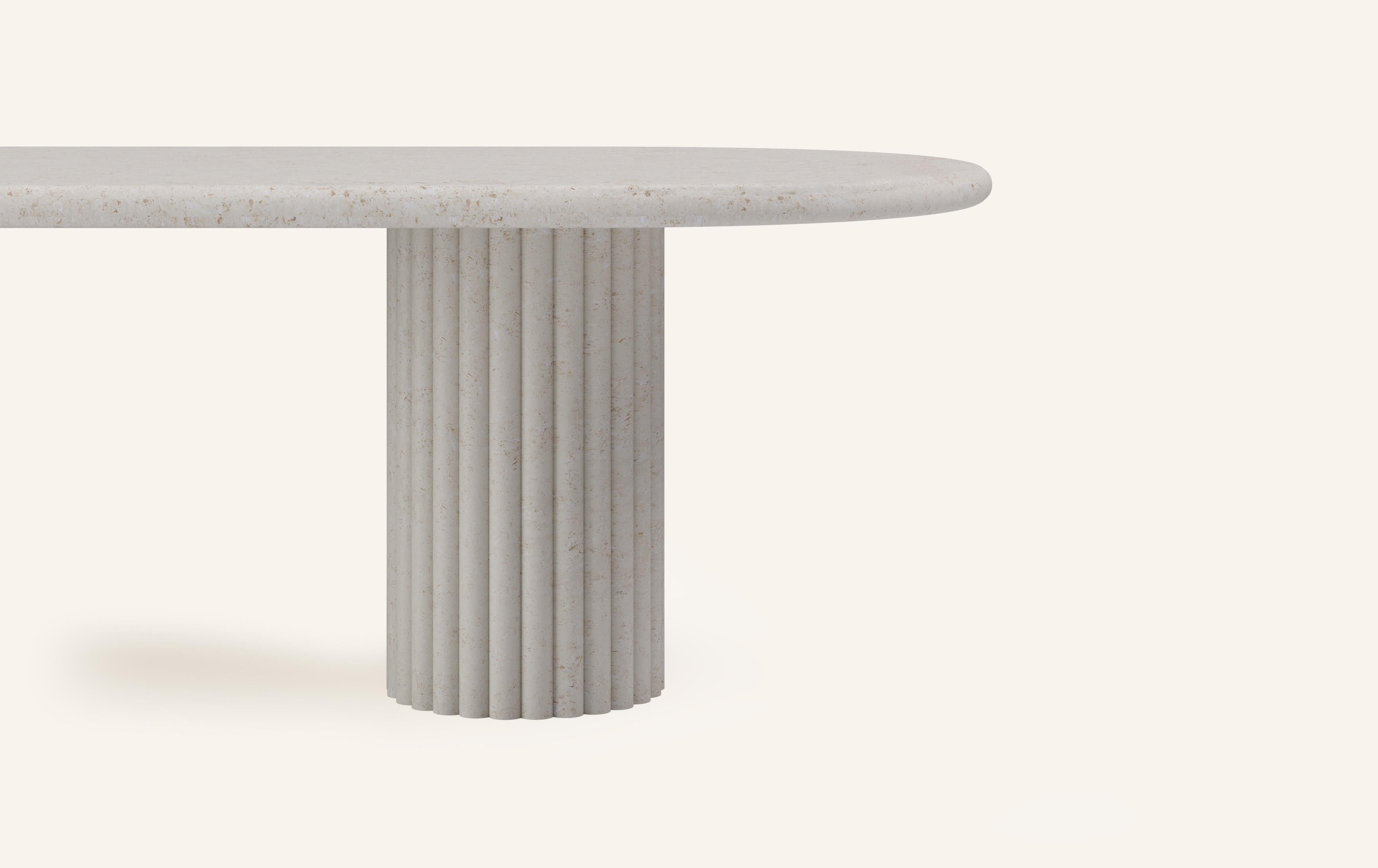 Américain FORM (LA) Table de salle à manger ovale Fluta 118 L x 48 W x 30 H calcaire Oceano en vente