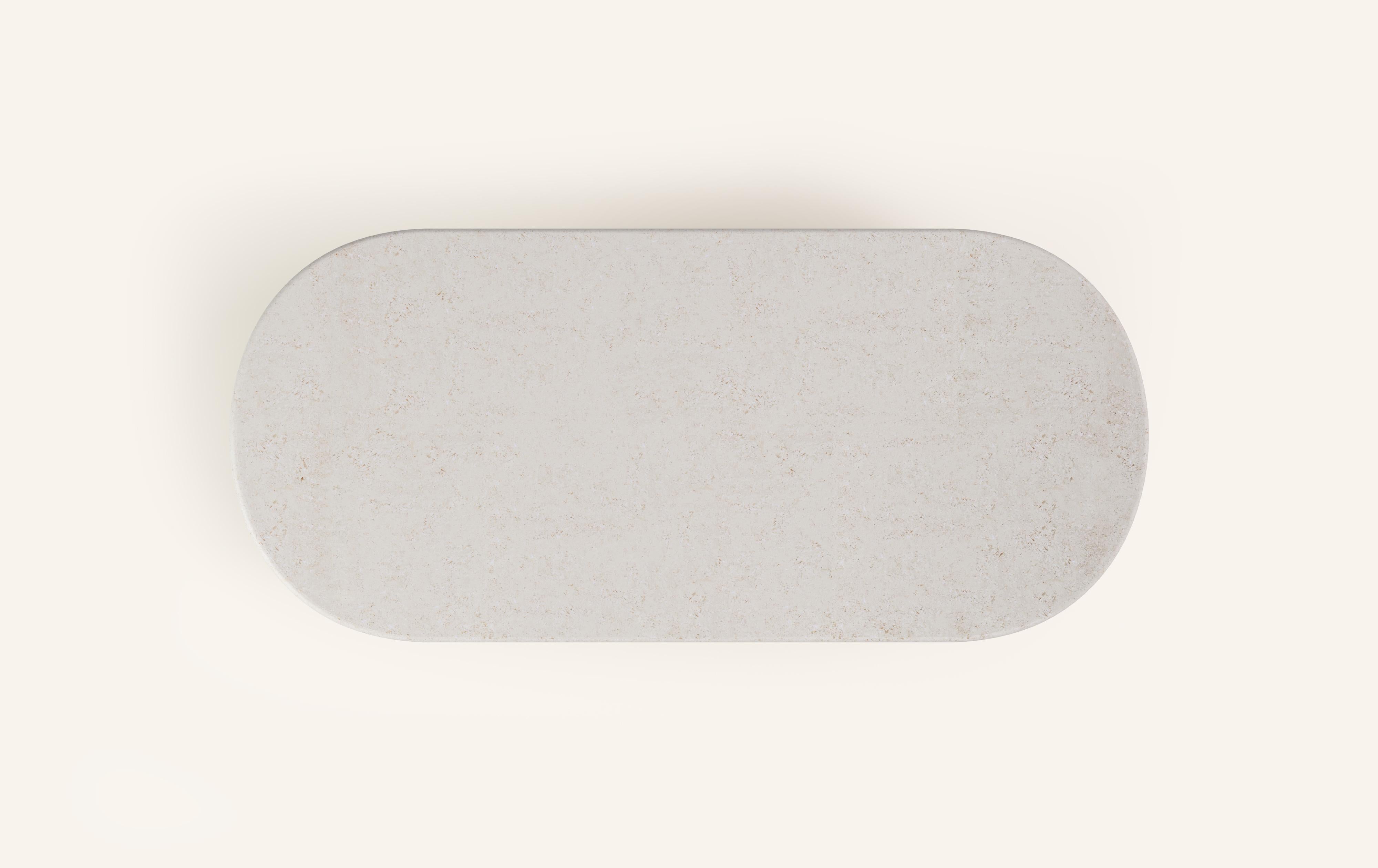 FORM (LA) Table de salle à manger ovale Fluta 118 L x 48 W x 30 H calcaire Oceano Neuf - En vente à Los Angeles, CA