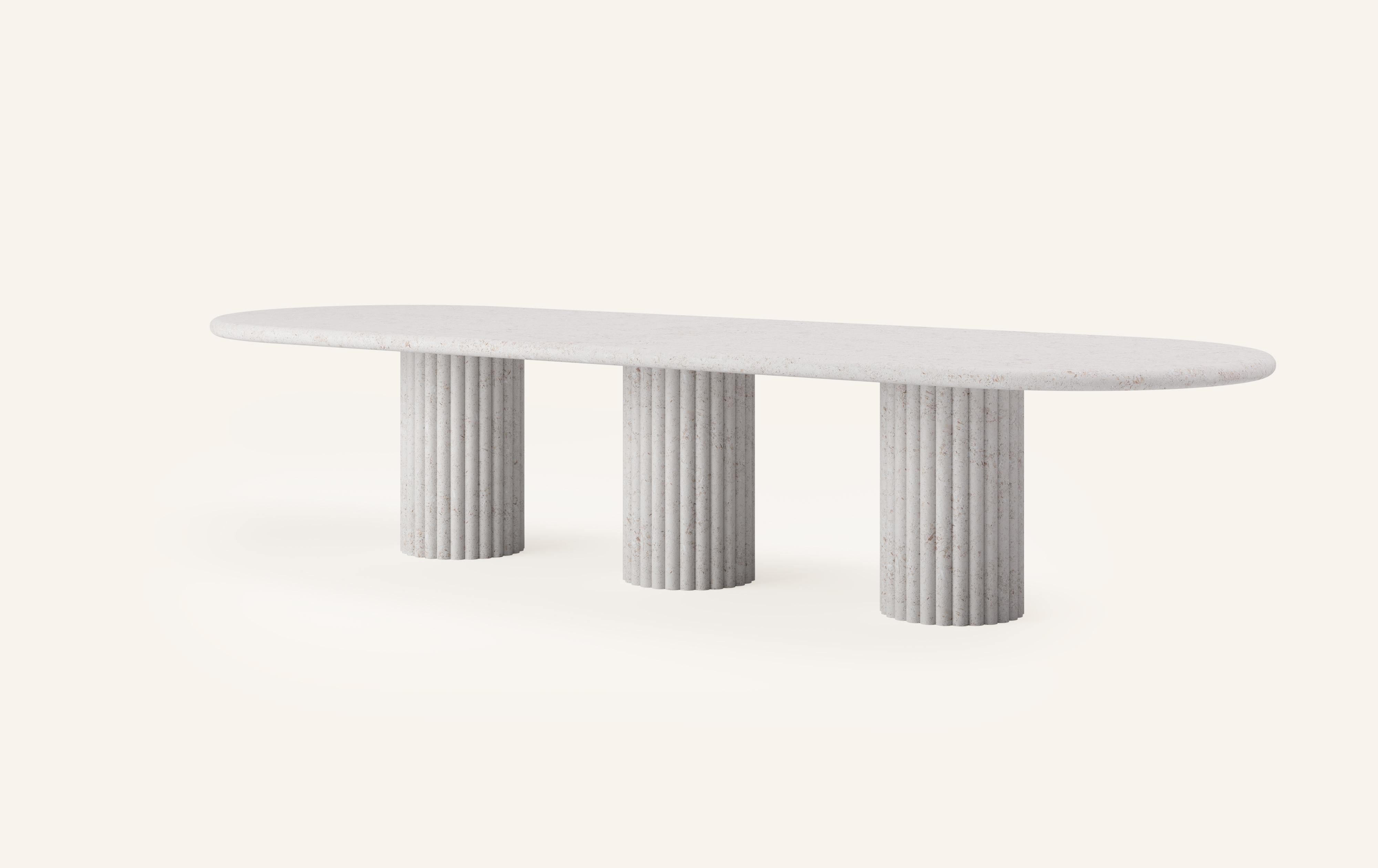 Organique FORM (LA) Table de salle à manger ovale Fluta 144 L x 48 W x 30 H Pierre calcaire Oceano en vente