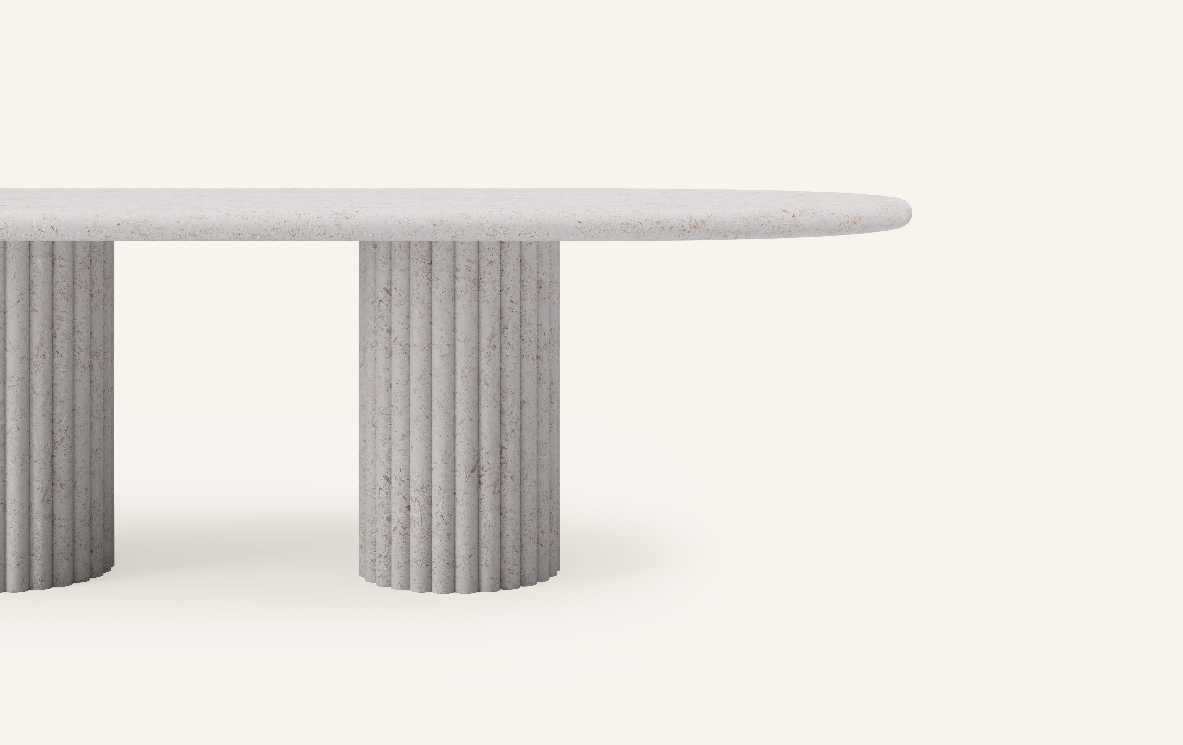 Américain FORM (LA) Table de salle à manger ovale Fluta 144 L x 48 W x 30 H Pierre calcaire Oceano en vente