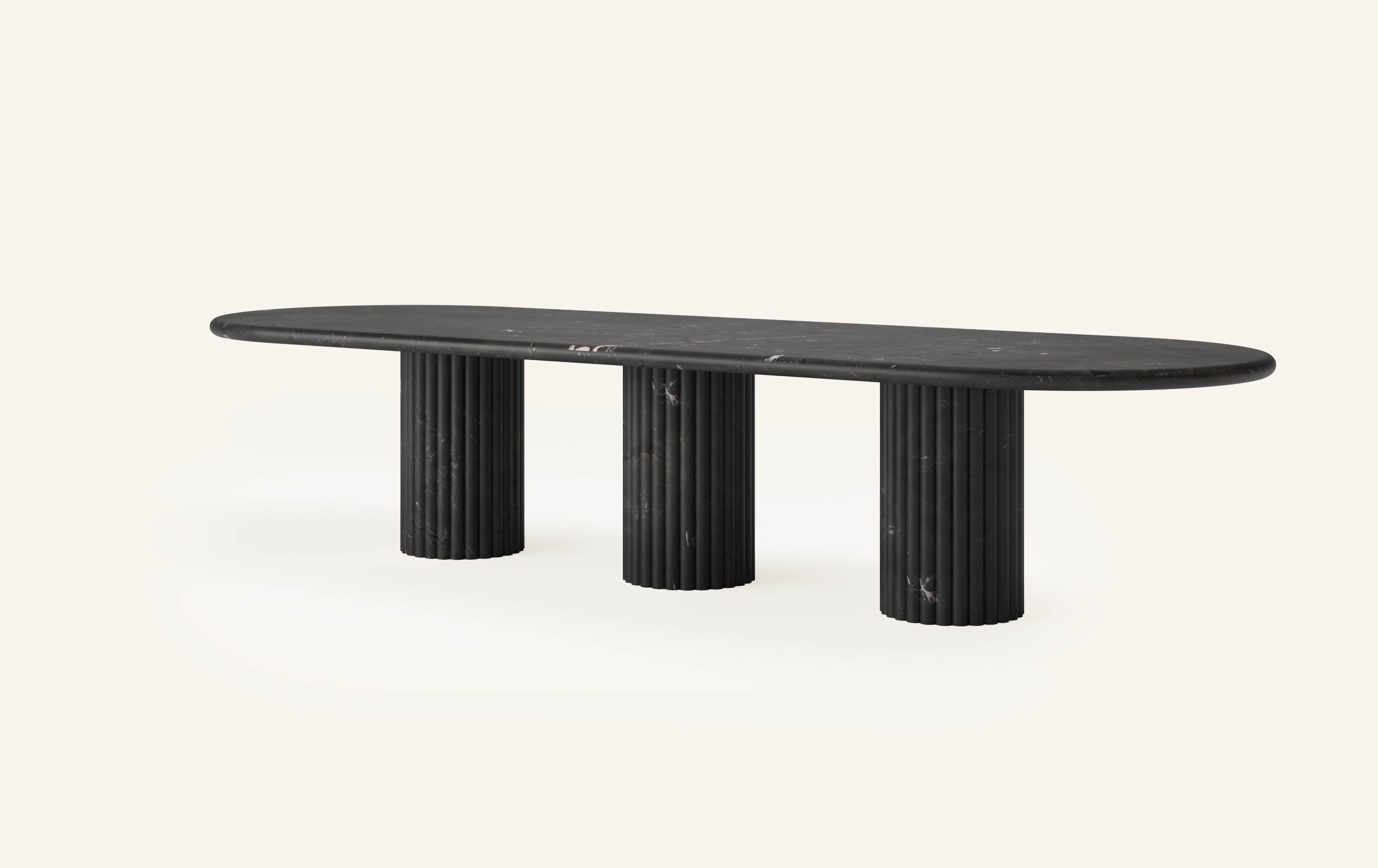Organique FORM (LA) Table de salle à manger ovale Fluta 144 L x 48 W x 30 H Quartzite Negresco en vente