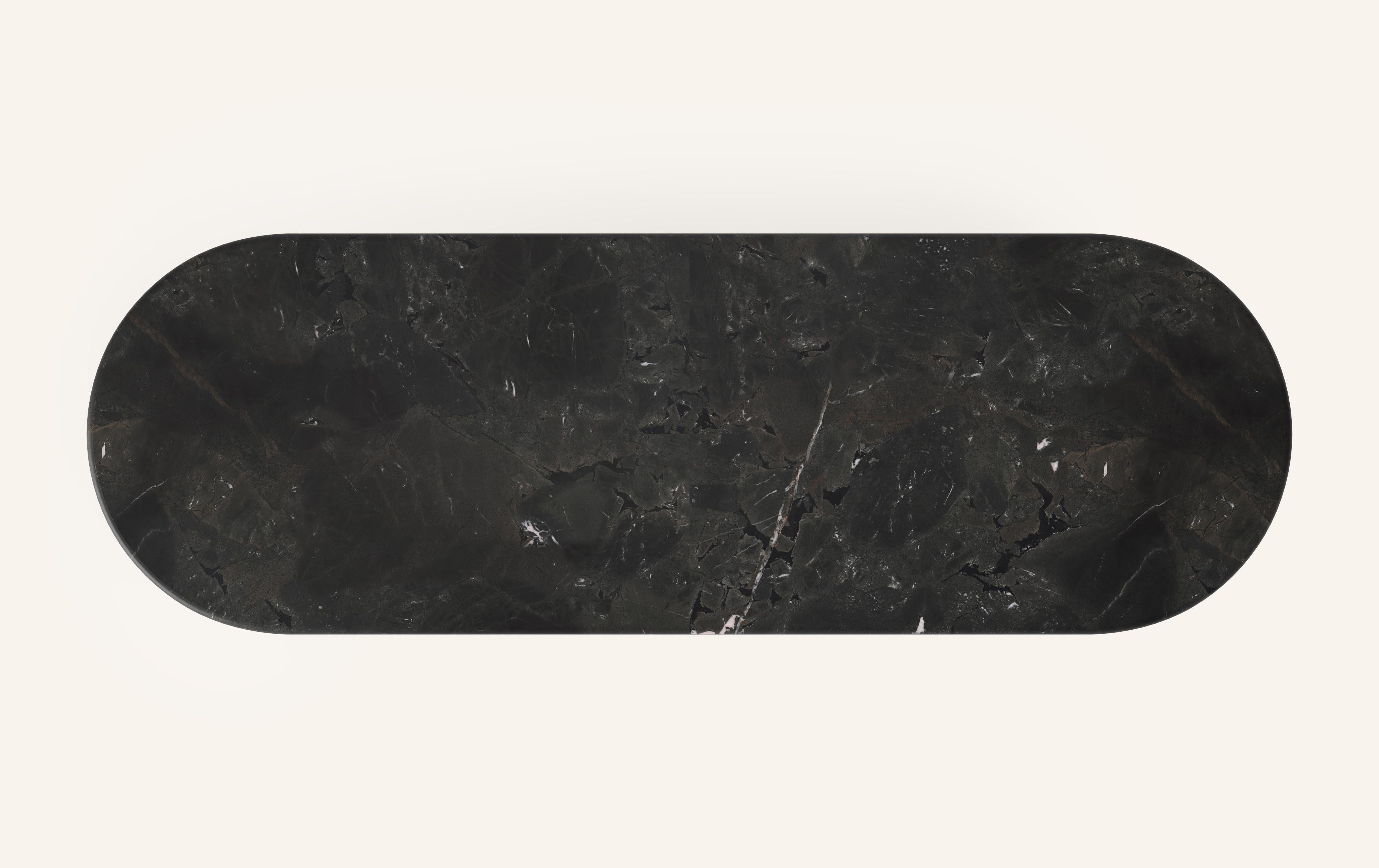 FORM (LA) Table de salle à manger ovale Fluta 144 L x 48 W x 30 H Quartzite Negresco Neuf - En vente à Los Angeles, CA