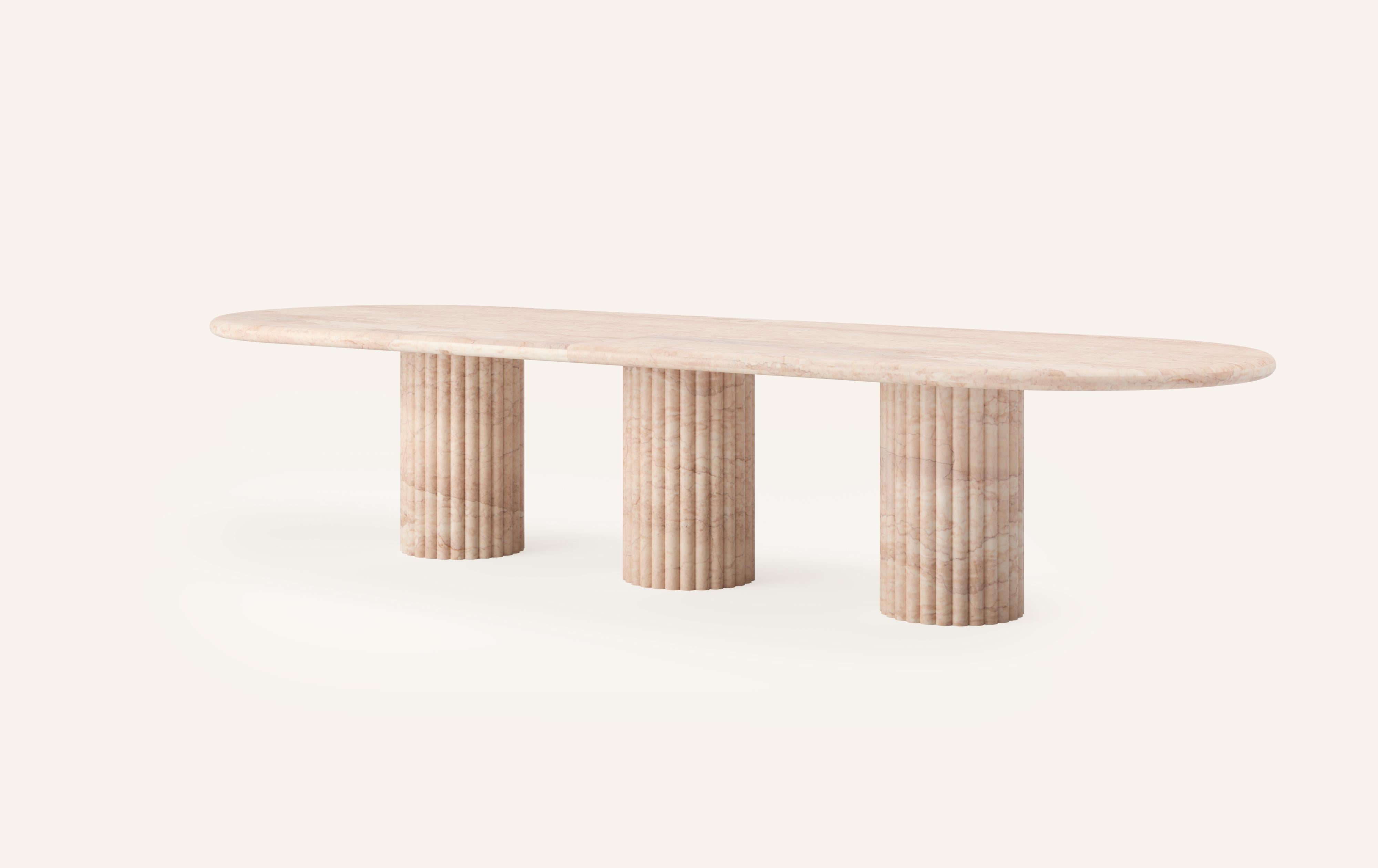 Organique FORM(LA) table de salle à manger ovale Fluta 144 L x 48 L x 30 H marbre Rosa Crema en vente
