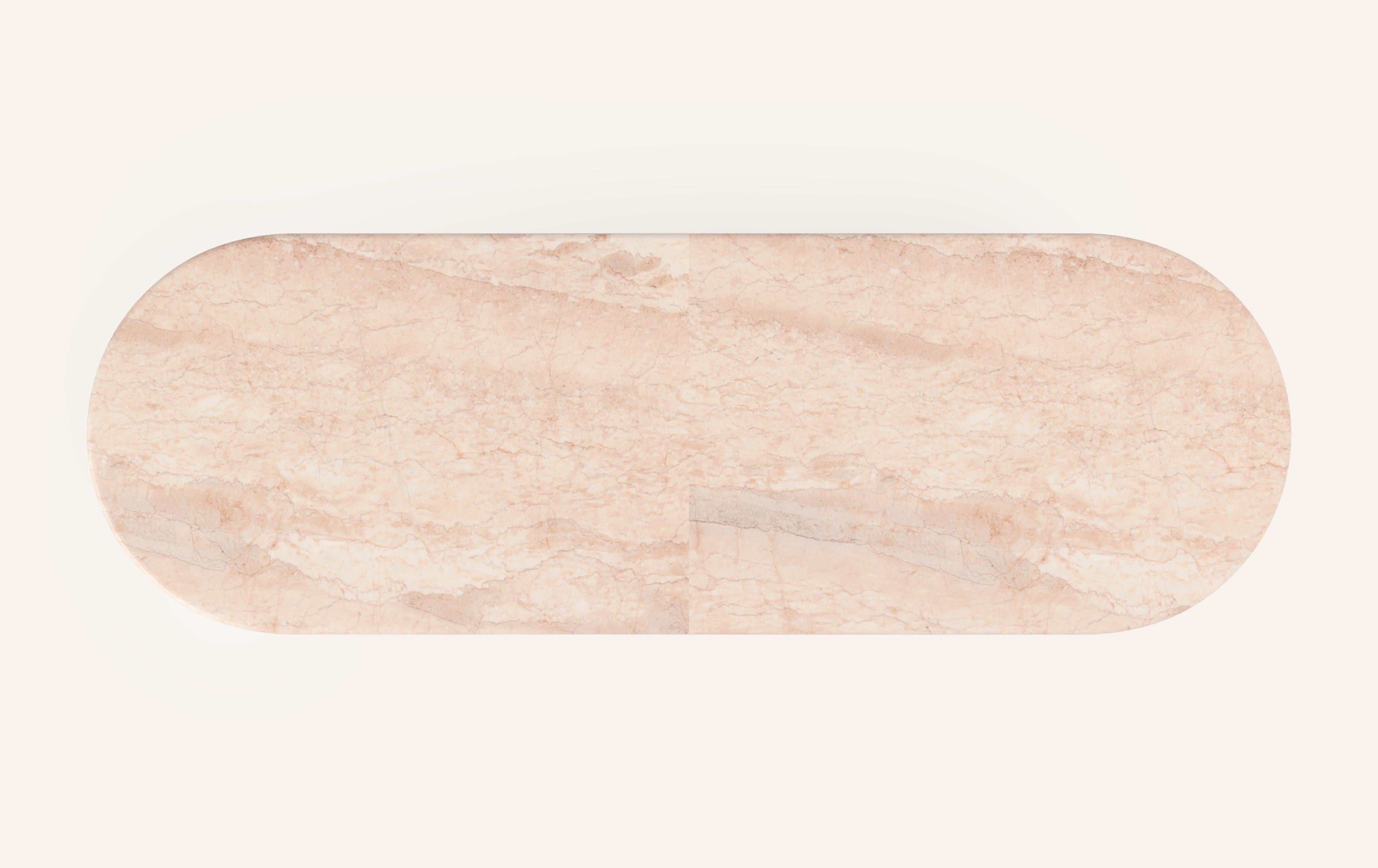 FORM(LA) table de salle à manger ovale Fluta 144 L x 48 L x 30 H marbre Rosa Crema Neuf - En vente à Los Angeles, CA