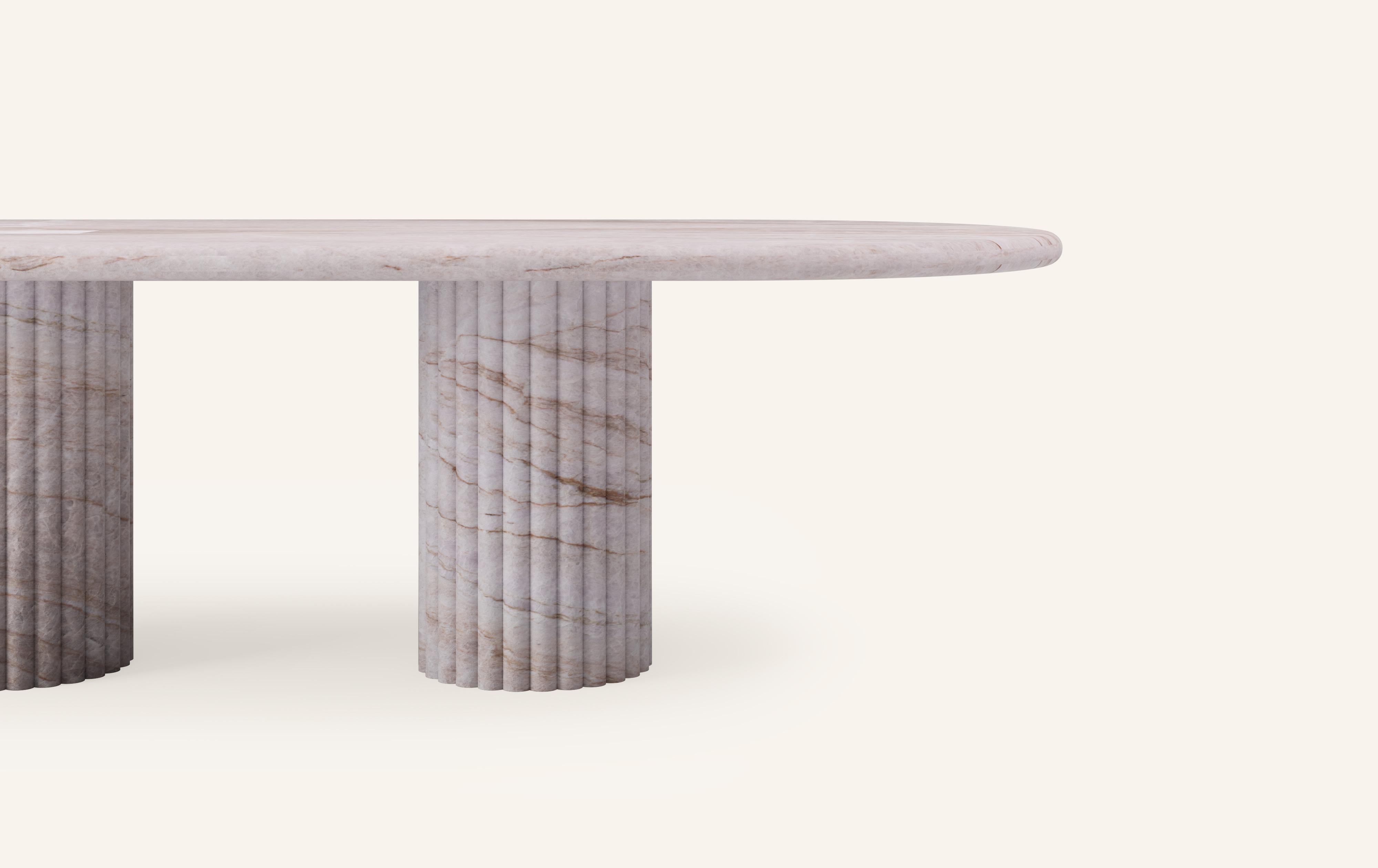 Américain FORM (LA) Table de salle à manger ovale Fluta 144 L x 48 L x 30 H quartzite Taj Mahal en vente