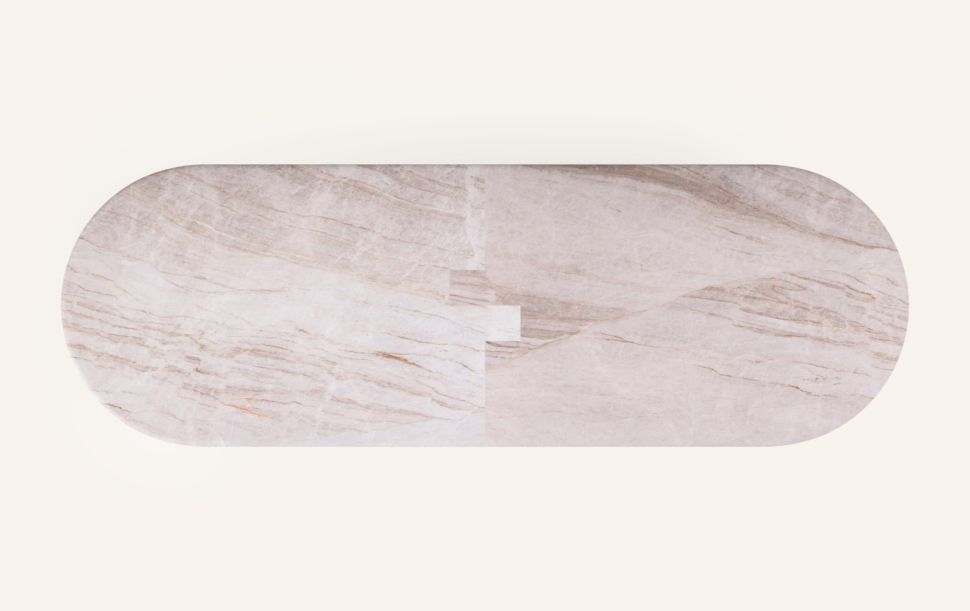 FORM (LA) Table de salle à manger ovale Fluta 144 L x 48 L x 30 H quartzite Taj Mahal Neuf - En vente à Los Angeles, CA